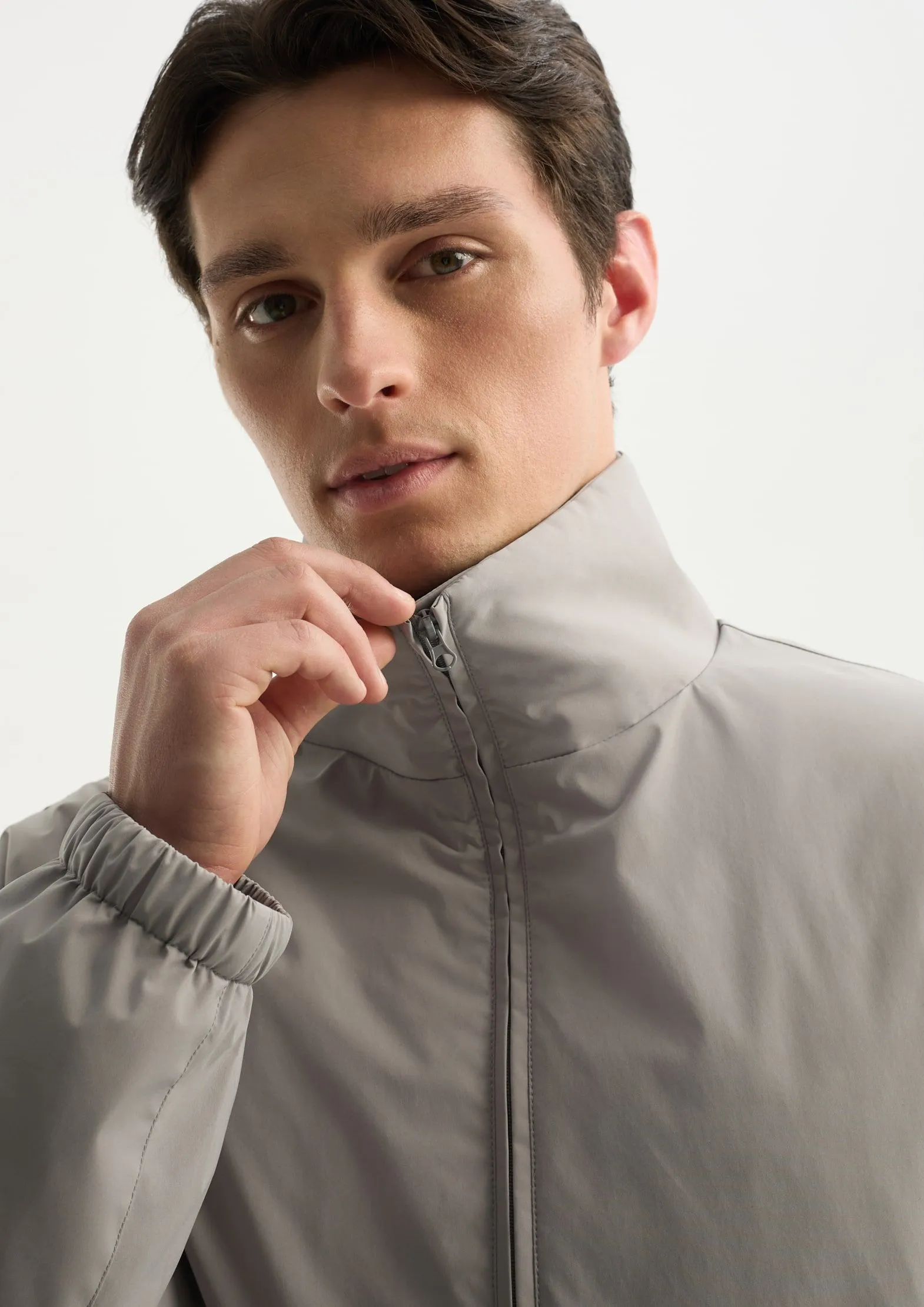 Утепленный бомбер на молнии