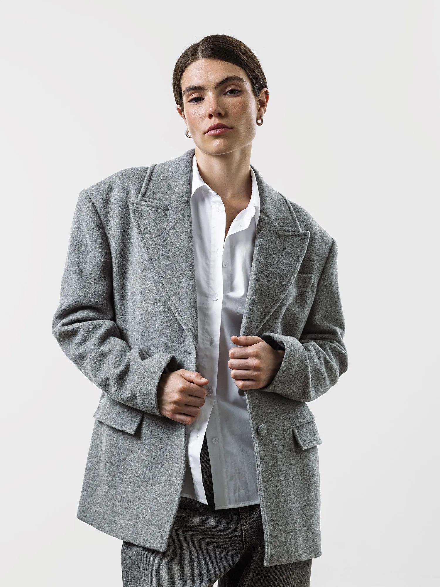 Объемное пальто-жакет из шерсти