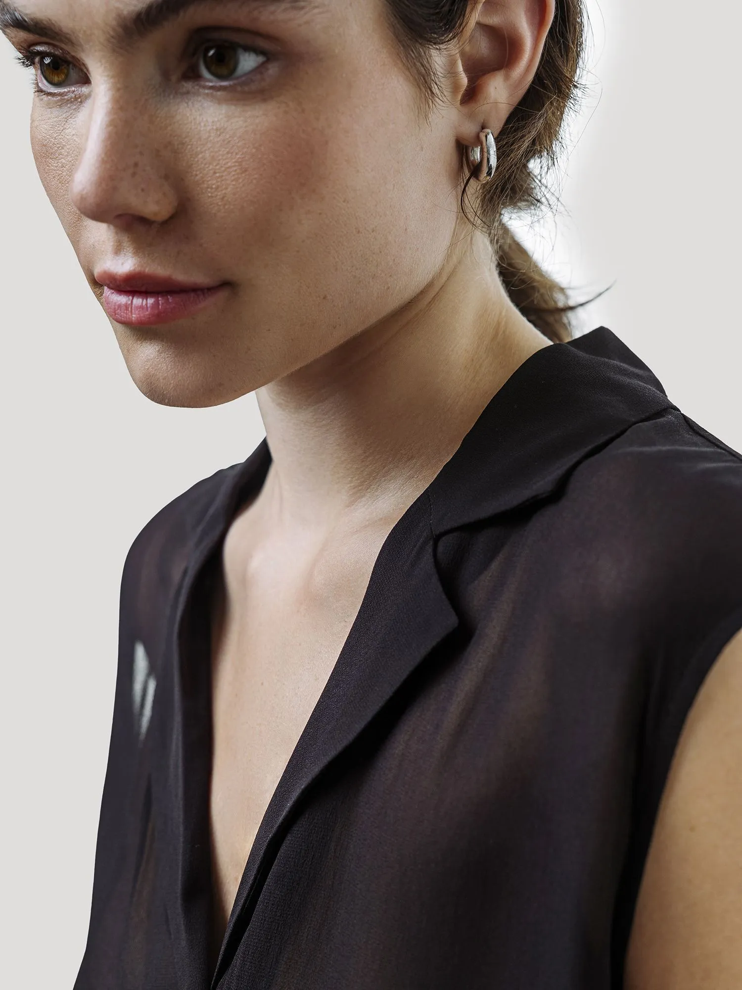 Полуприталенная шифоновая блузка без рукавов