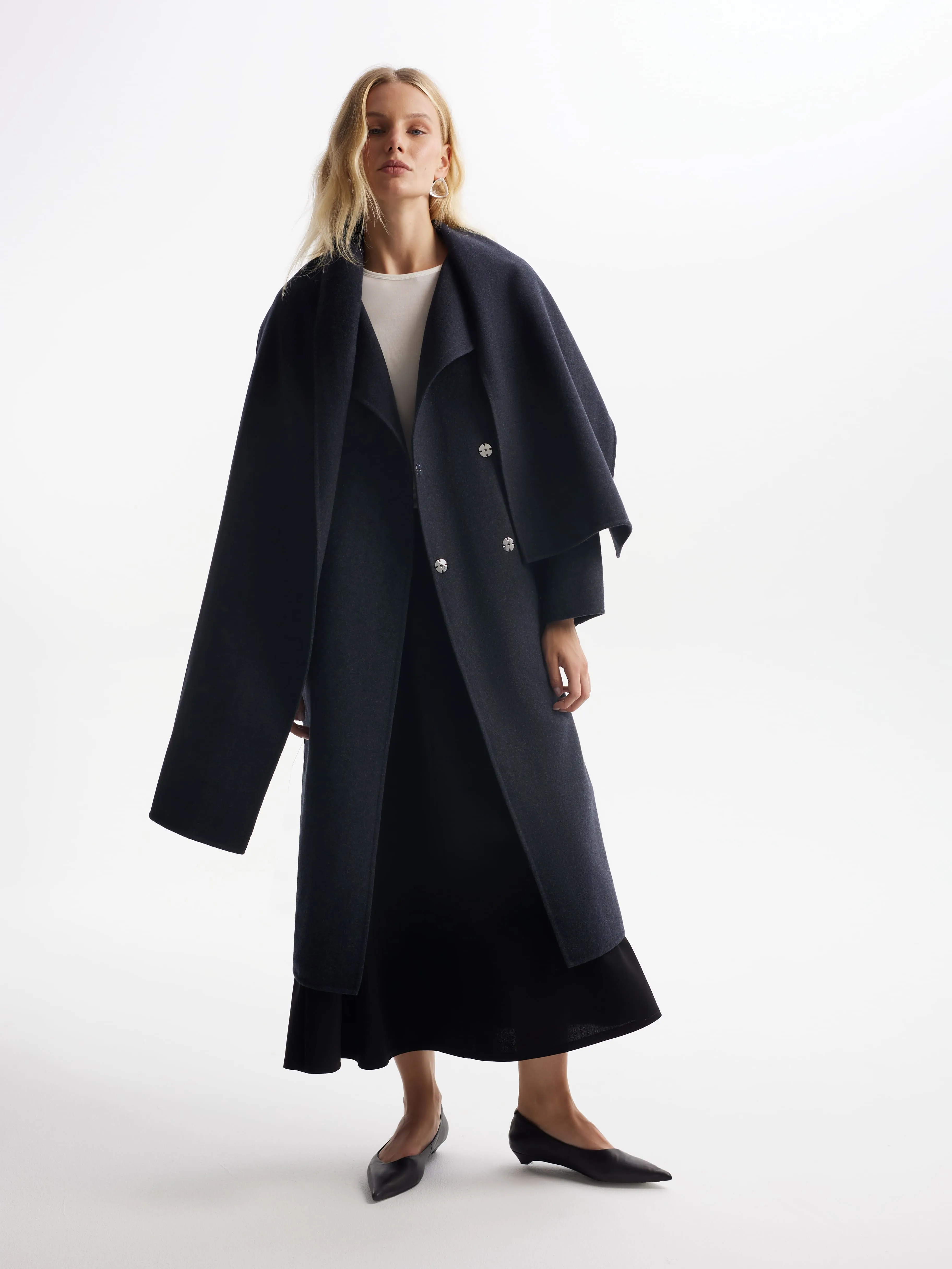 Утепленное двубортное пальто с шарфом