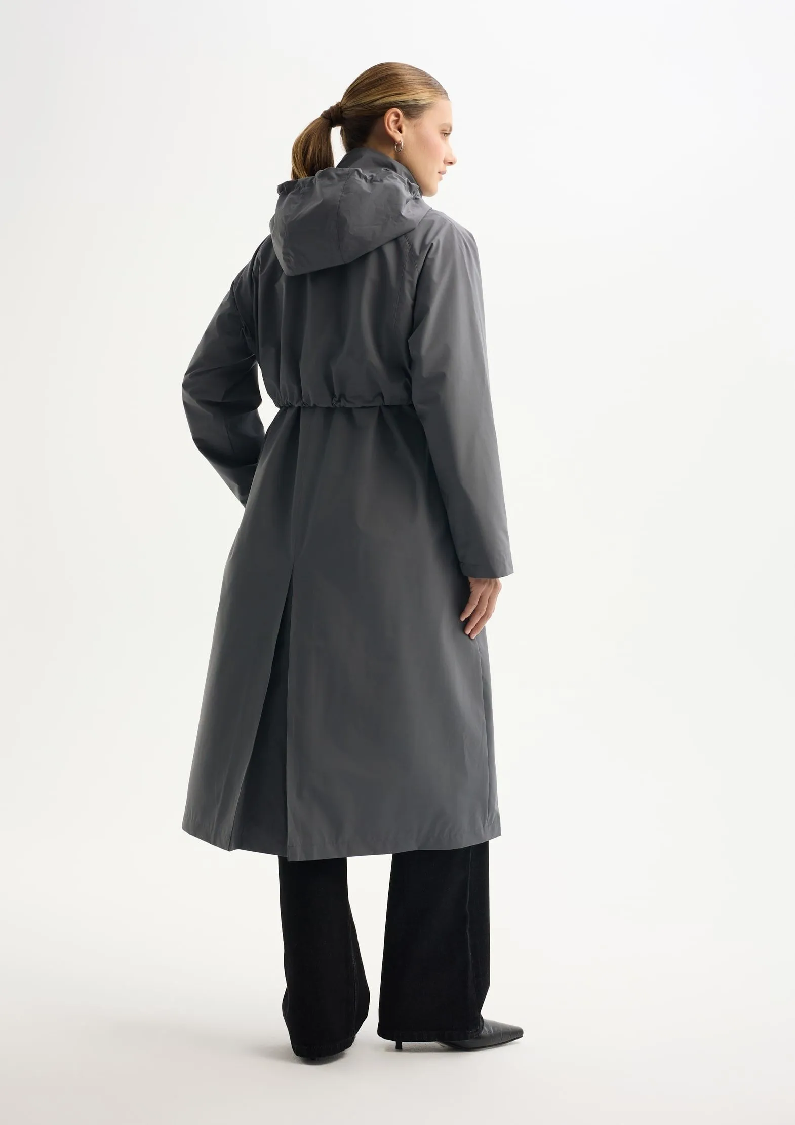 Плащ на мембране 15000/15000 с грязеотталкивающим эффектом