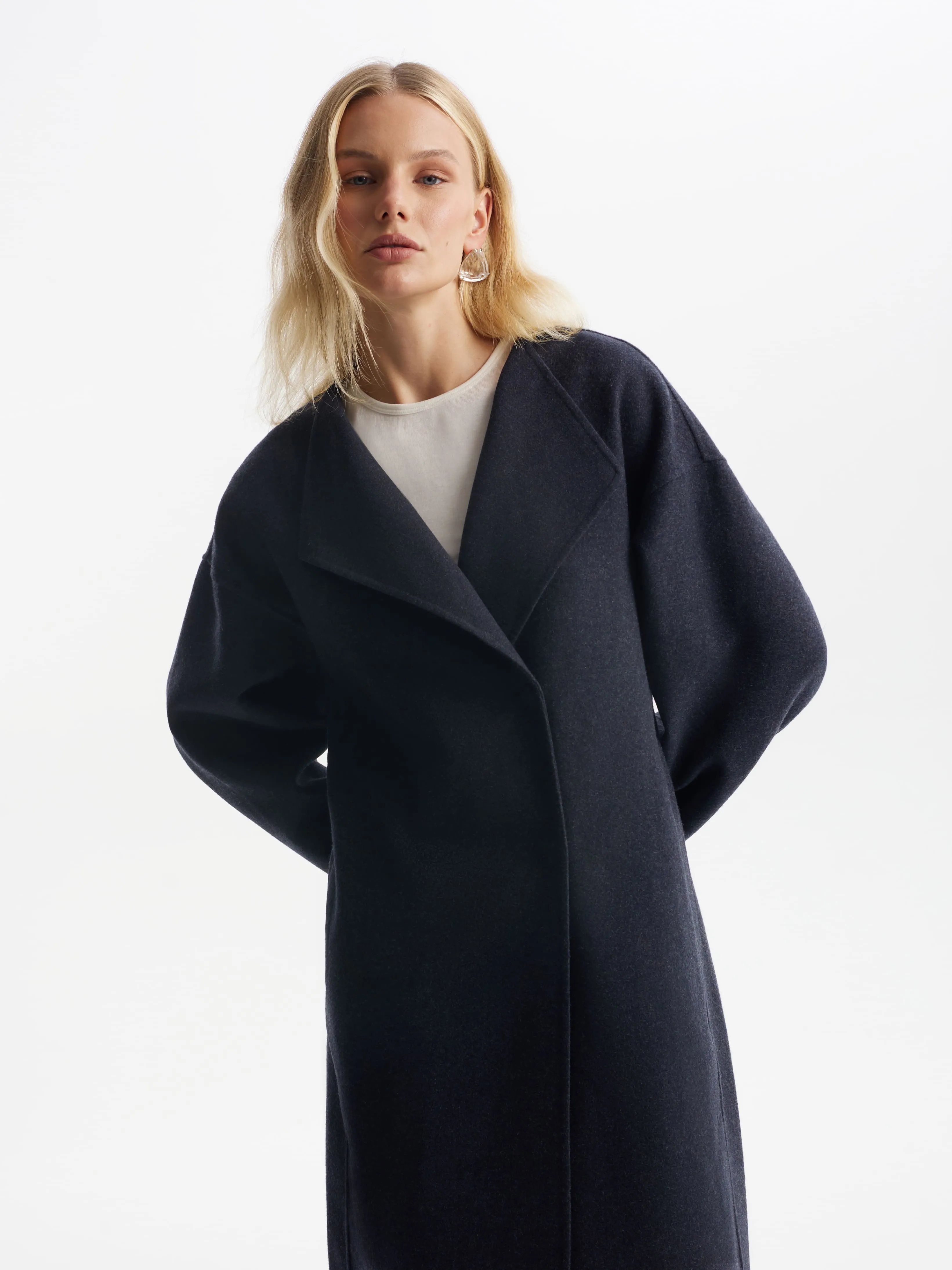 Утепленное двубортное пальто с шарфом