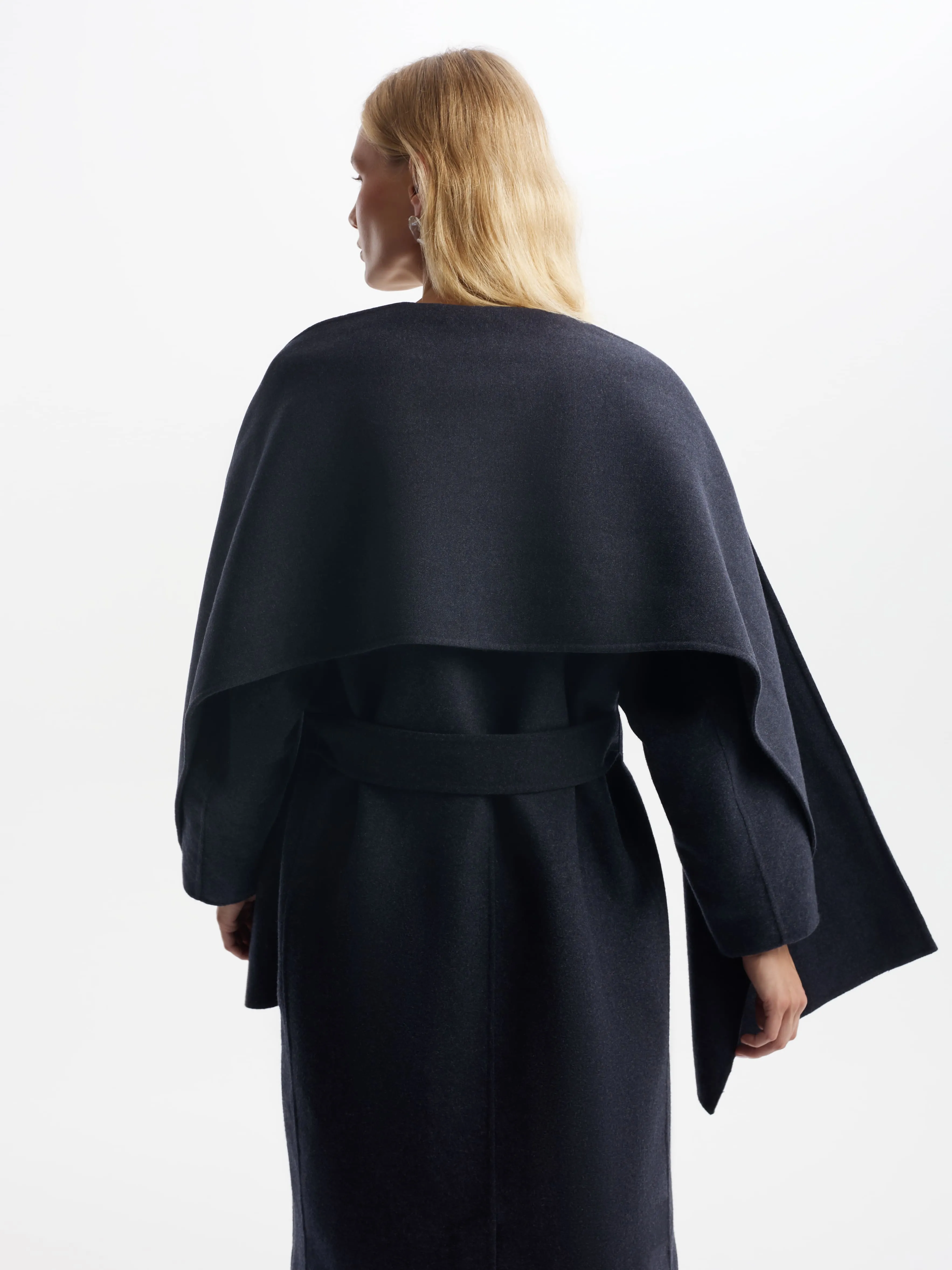 Утепленное двубортное пальто с шарфом