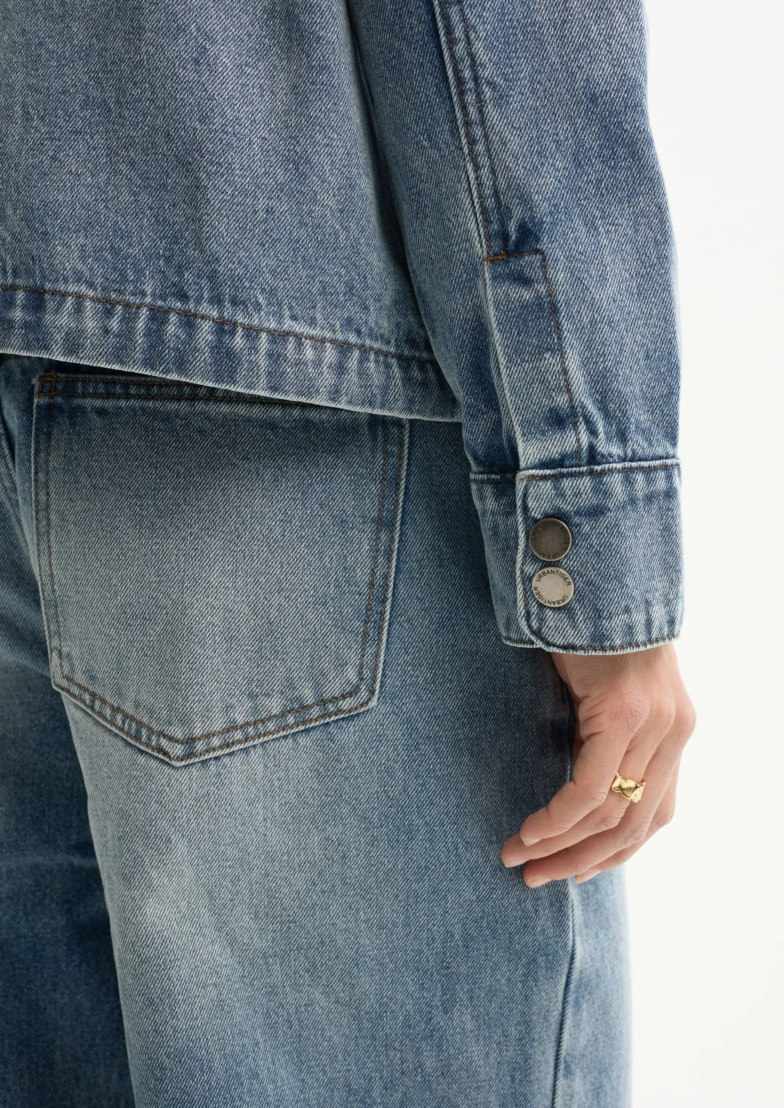 Укороченная джинсовая куртка из 100% хлопка