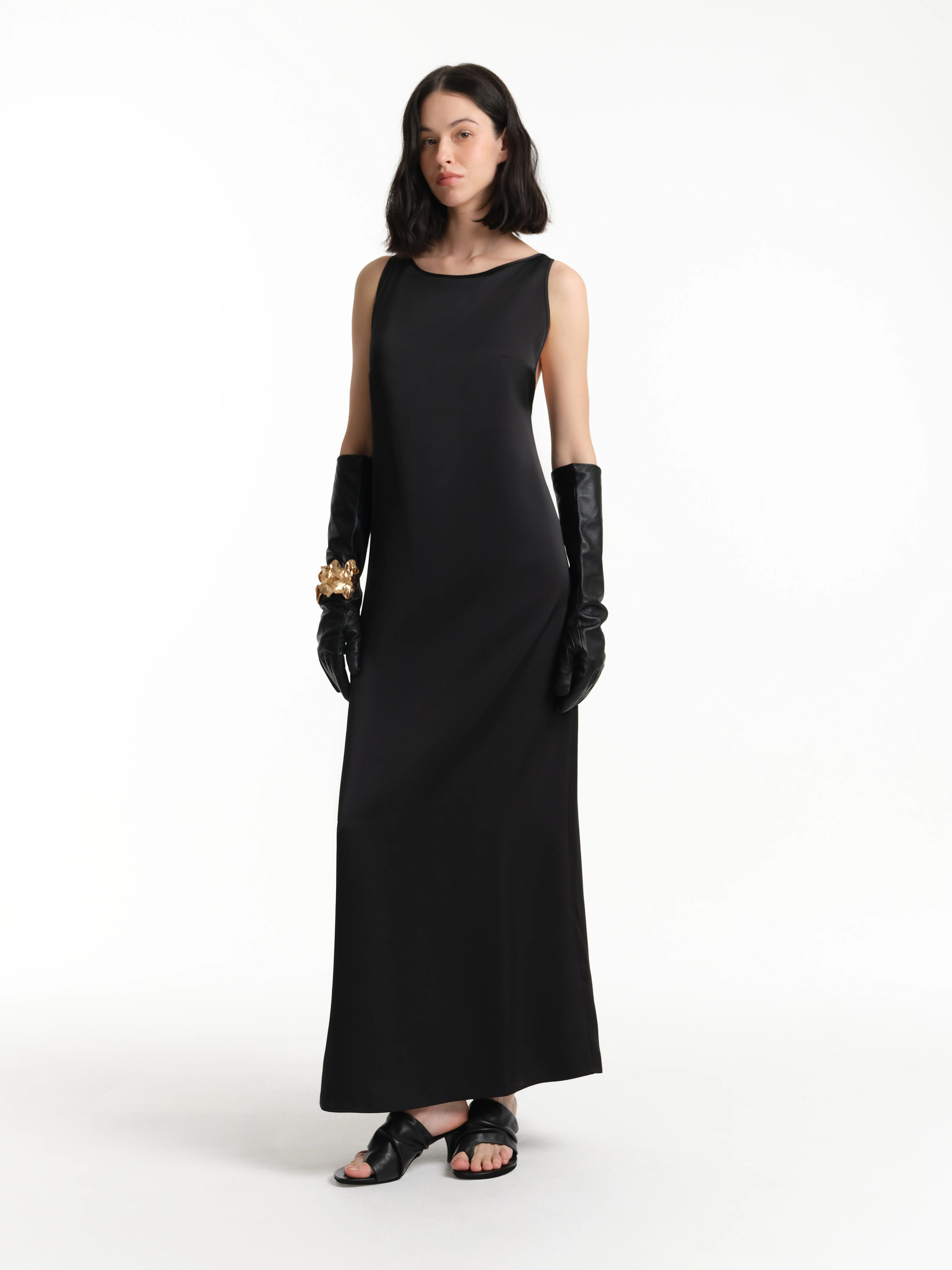 Платье из переработанного полиэстера с вырезом на спине