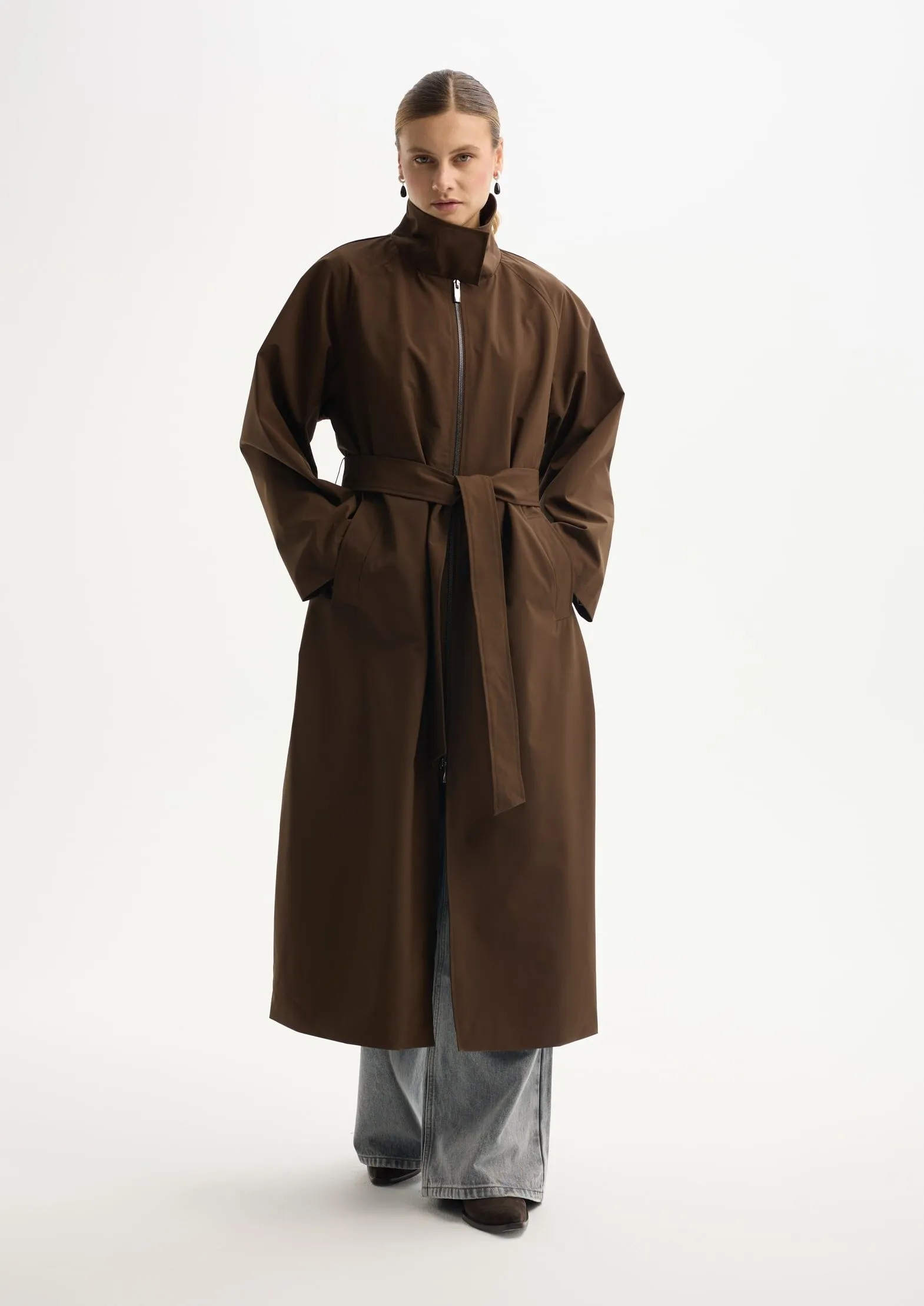 Плащ миди из переработанного океанического пластика на мембране