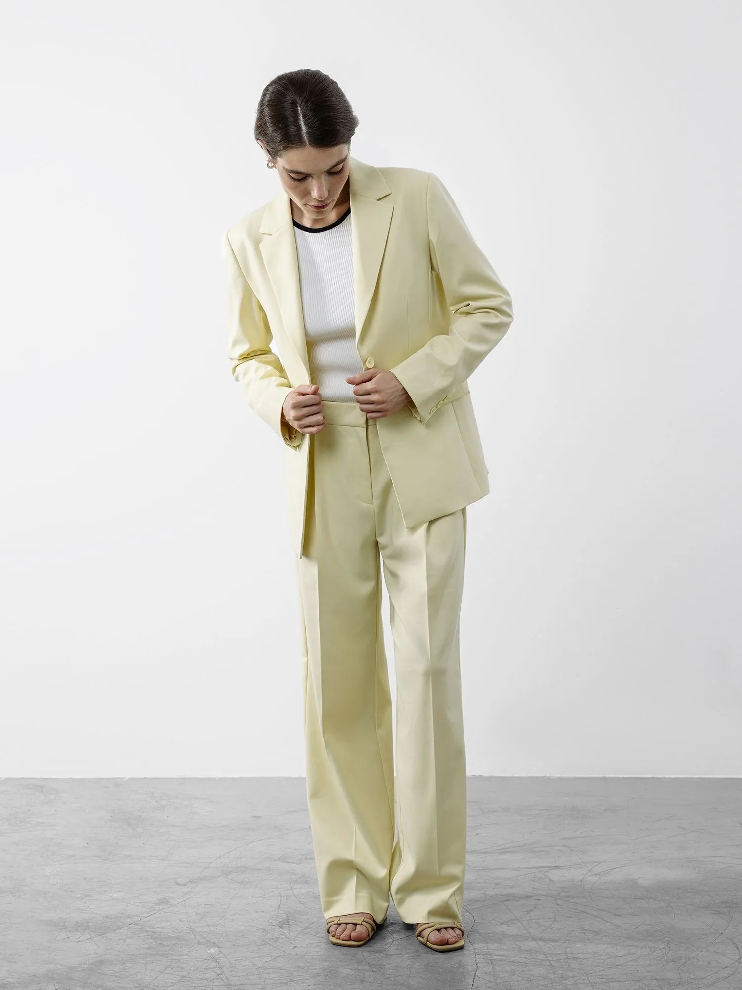 Однобортный жакет цвета сливочного масла