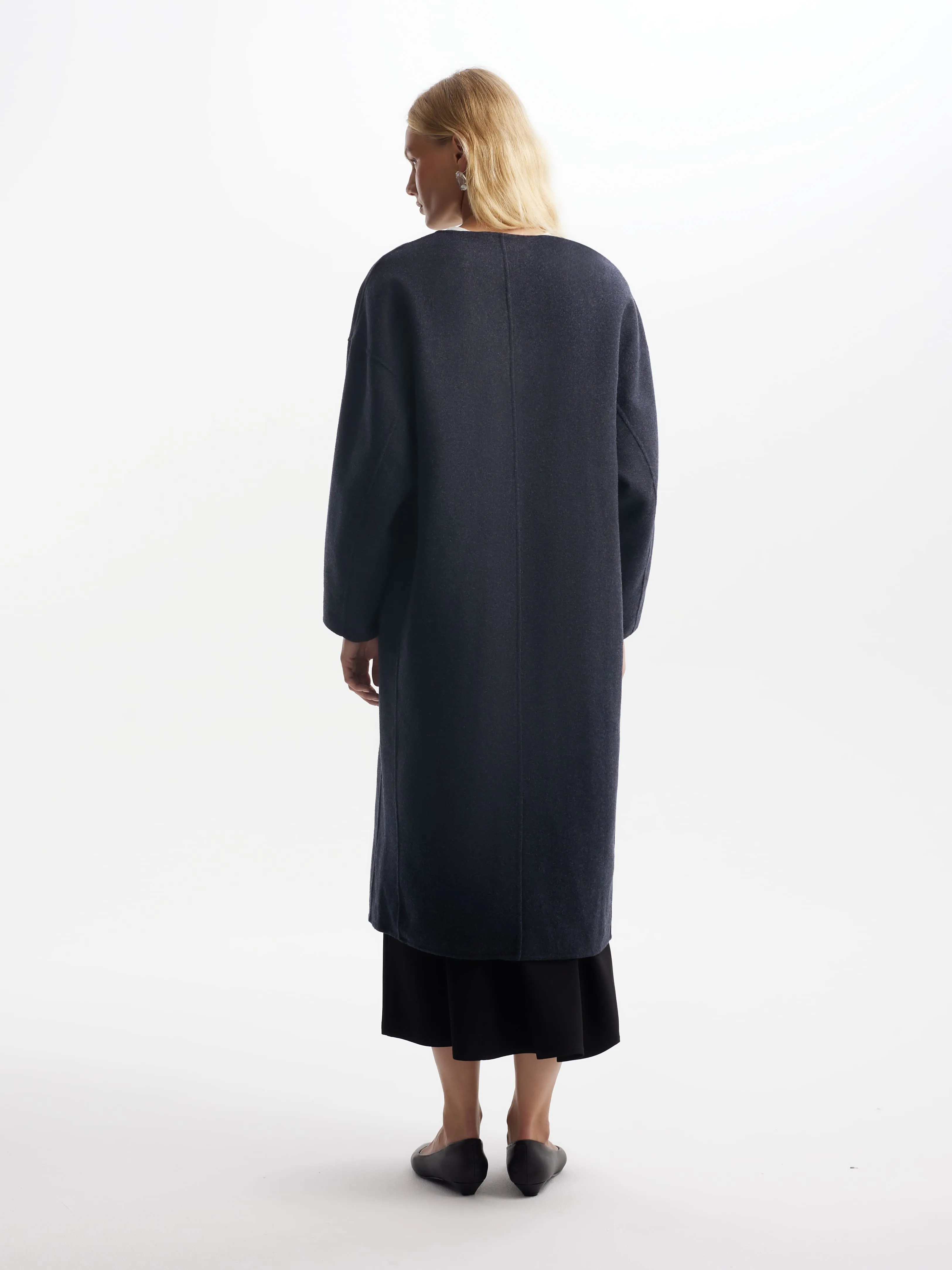 Утепленное двубортное пальто с шарфом