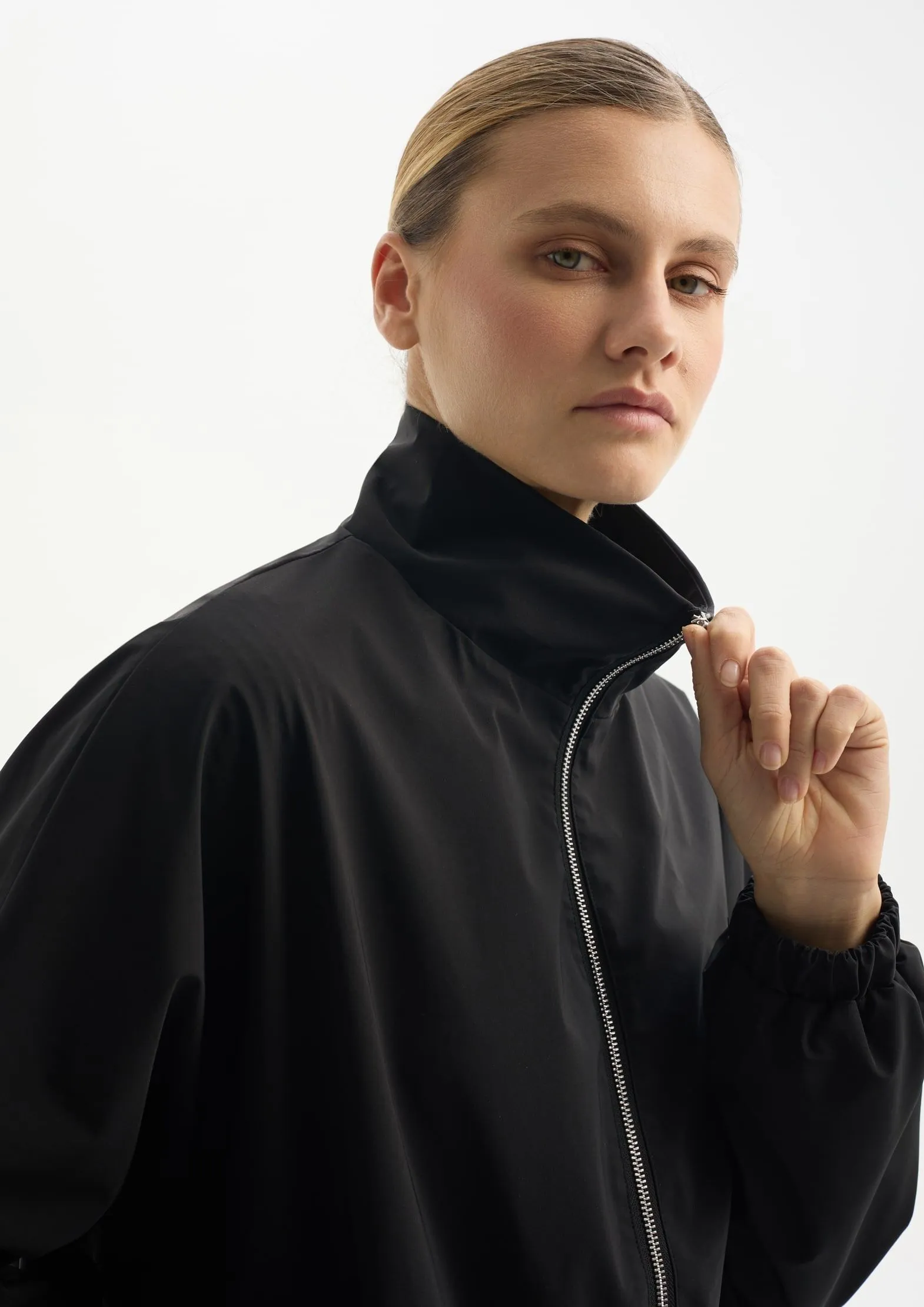 Бомбер из из переработанного нейлона на мембране