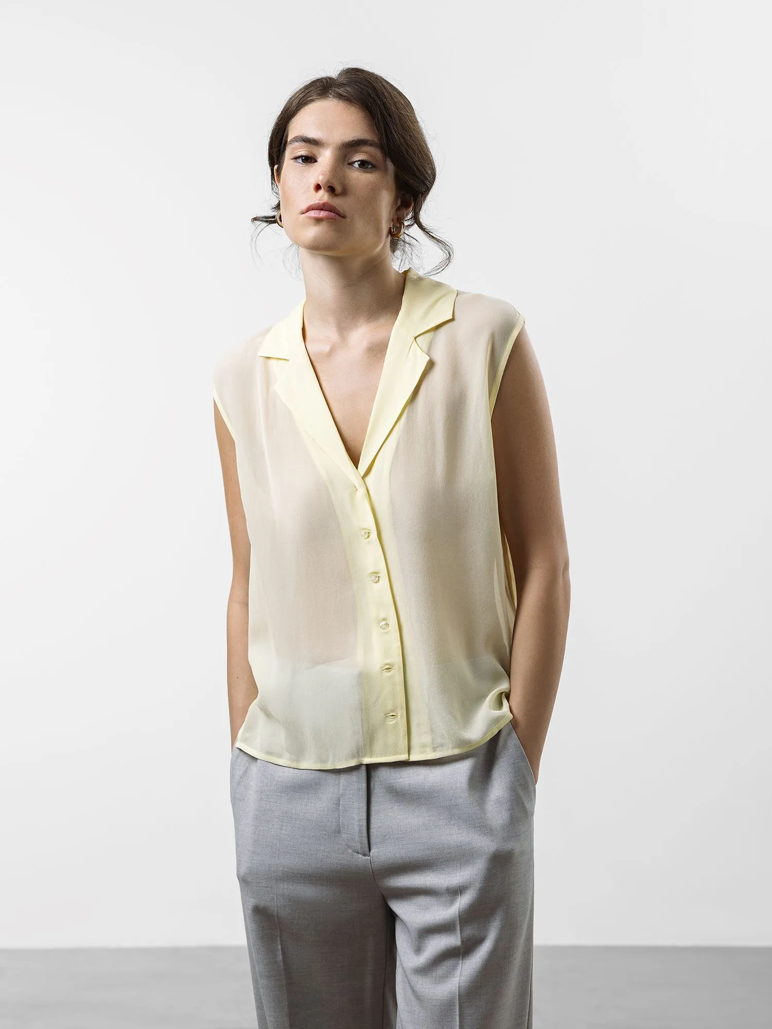 Полуприталенная шифоновая блузка без рукавов