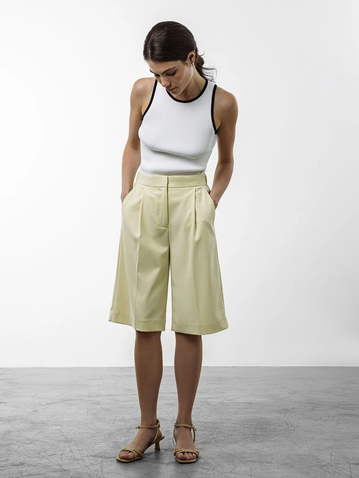 Шорты с высокой посадкой цвета сливочного масла