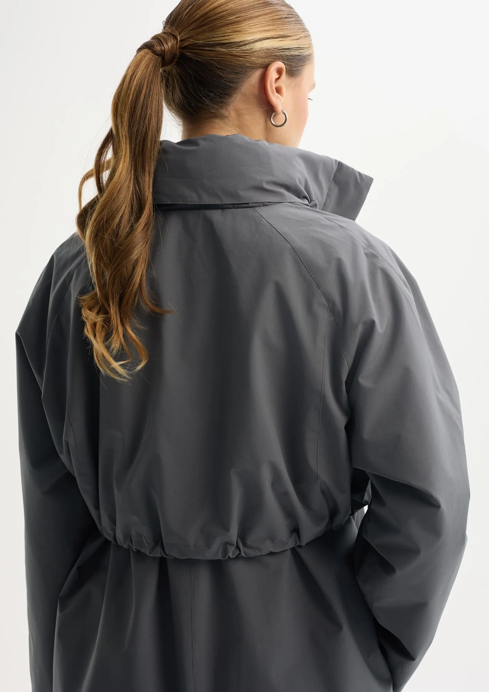 Плащ на мембране 15000/15000 с грязеотталкивающим эффектом