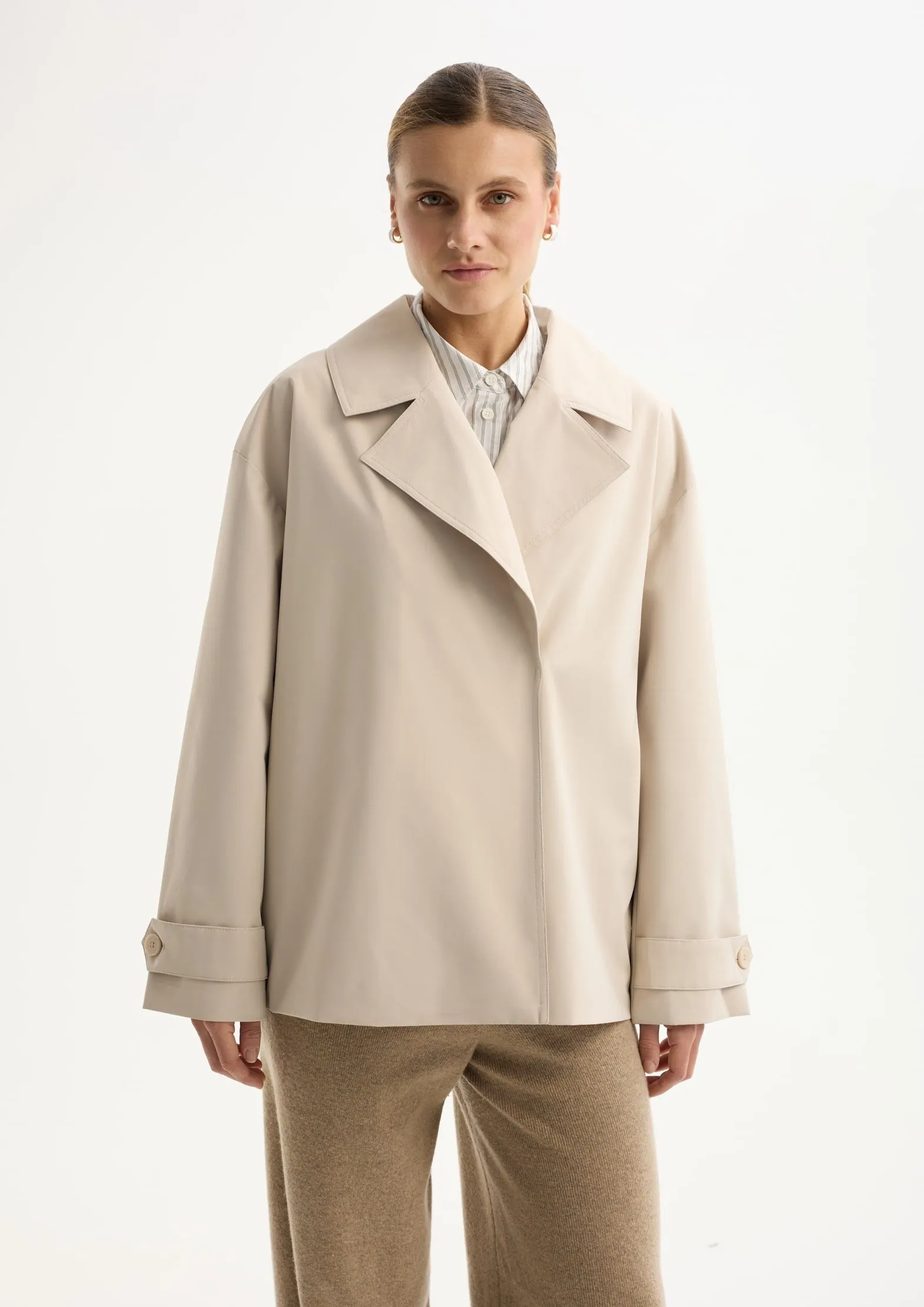 Укороченный плащ из переработанного океанического пластика на мембране