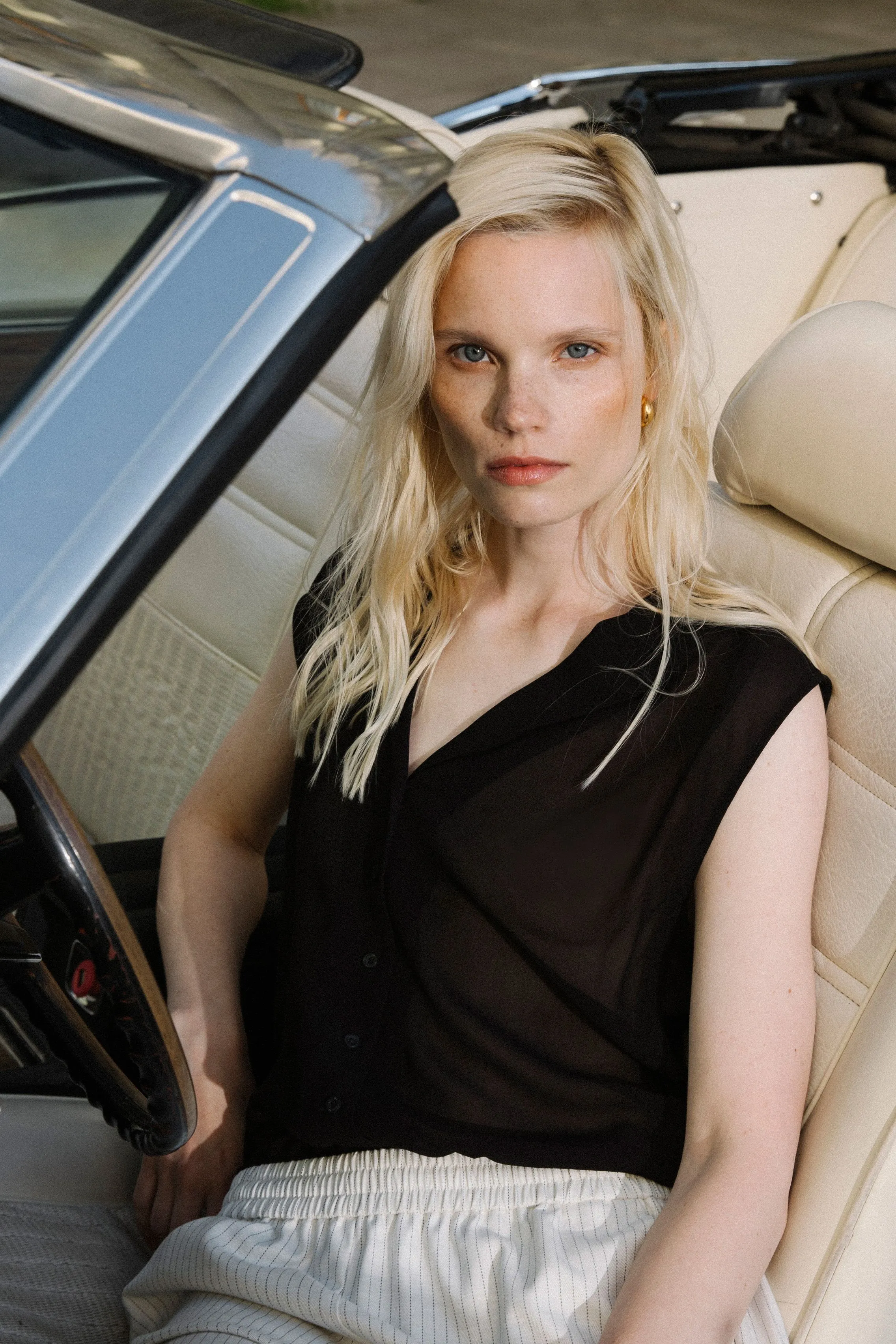 Полуприталенная шифоновая блузка без рукавов