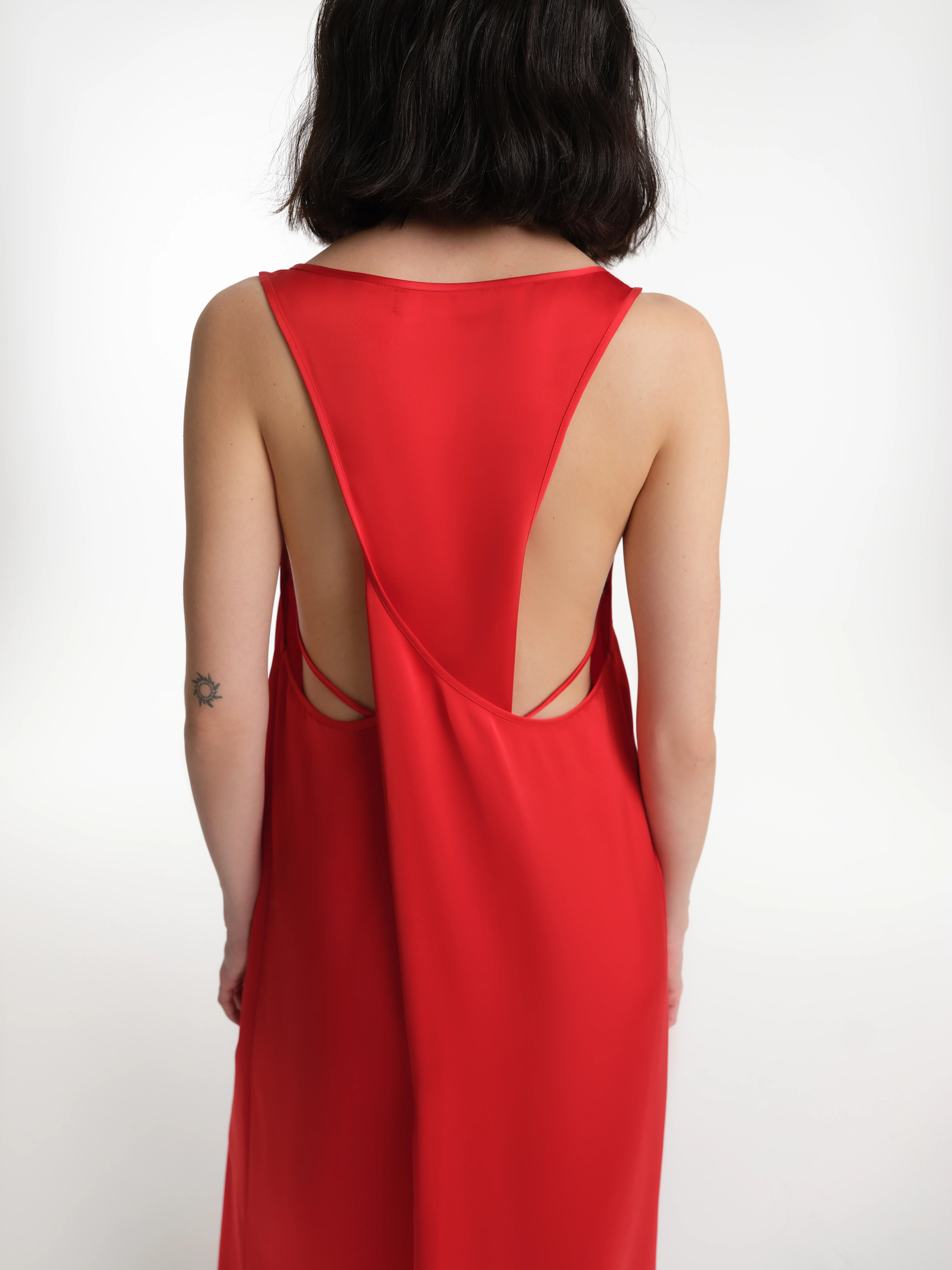 Платье из переработанного полиэстера с вырезом на спине