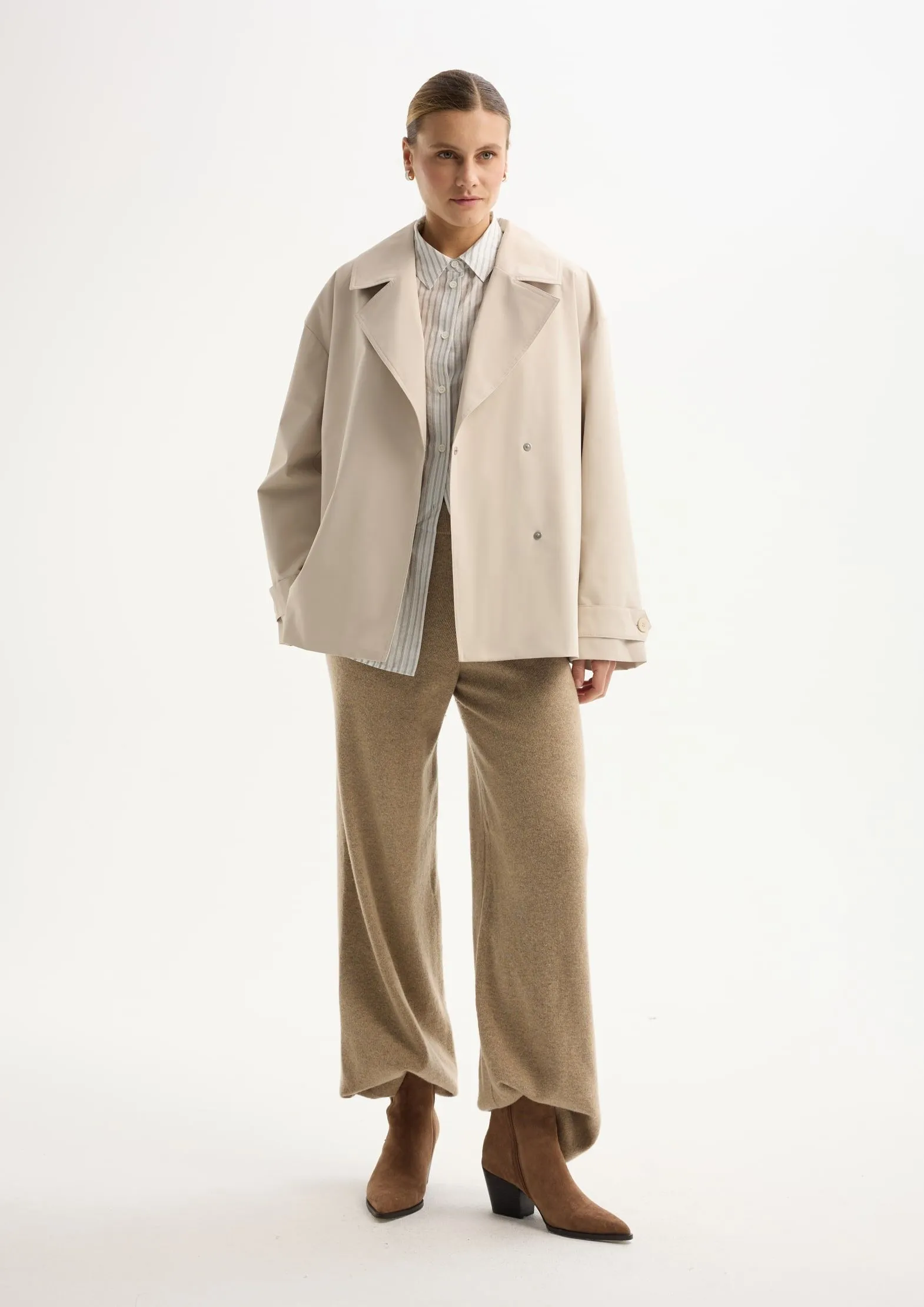 Укороченный плащ из переработанного океанического пластика на мембране