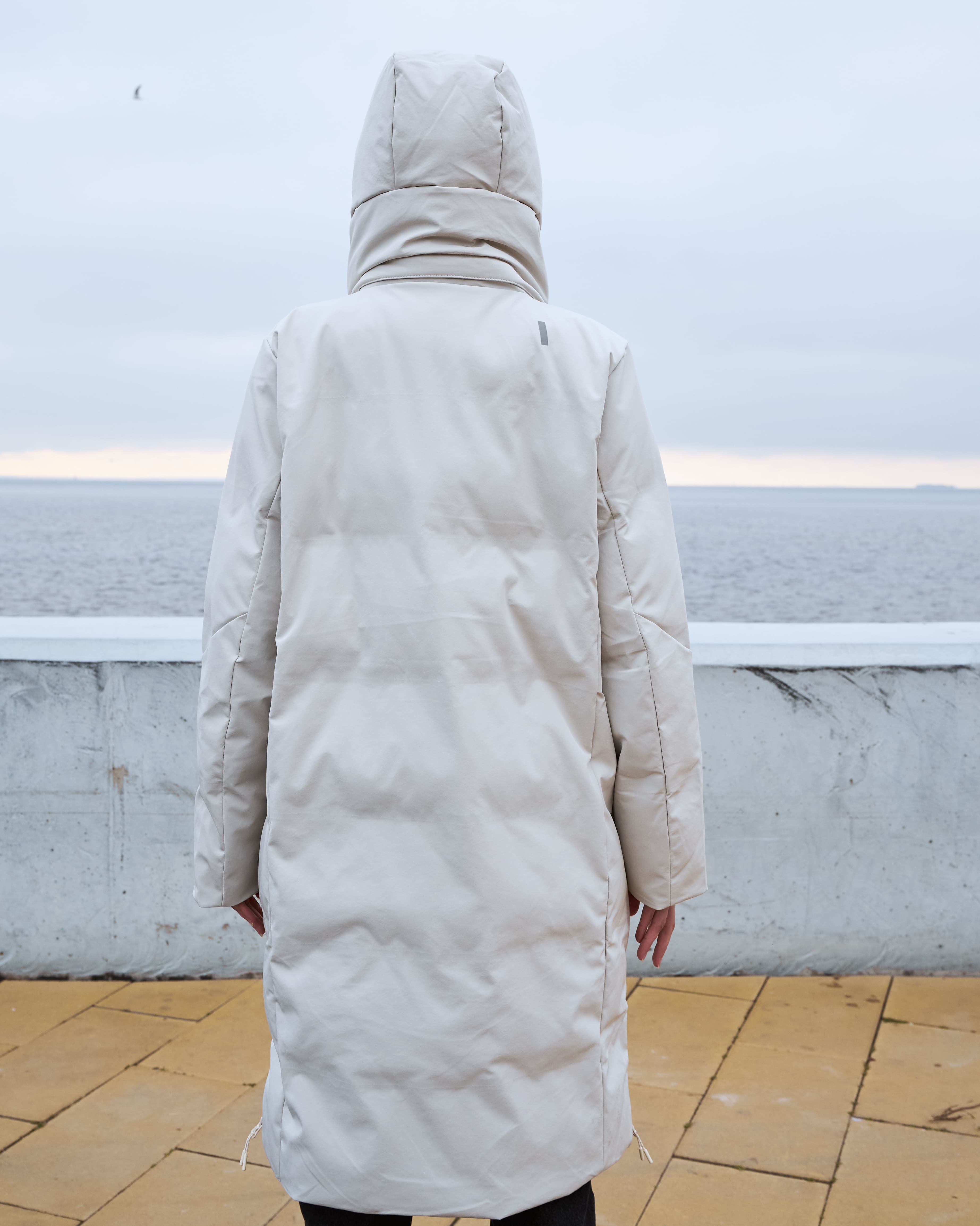 Утепленное пальто из влаго- и ветрозащитного материала. Изображение 6