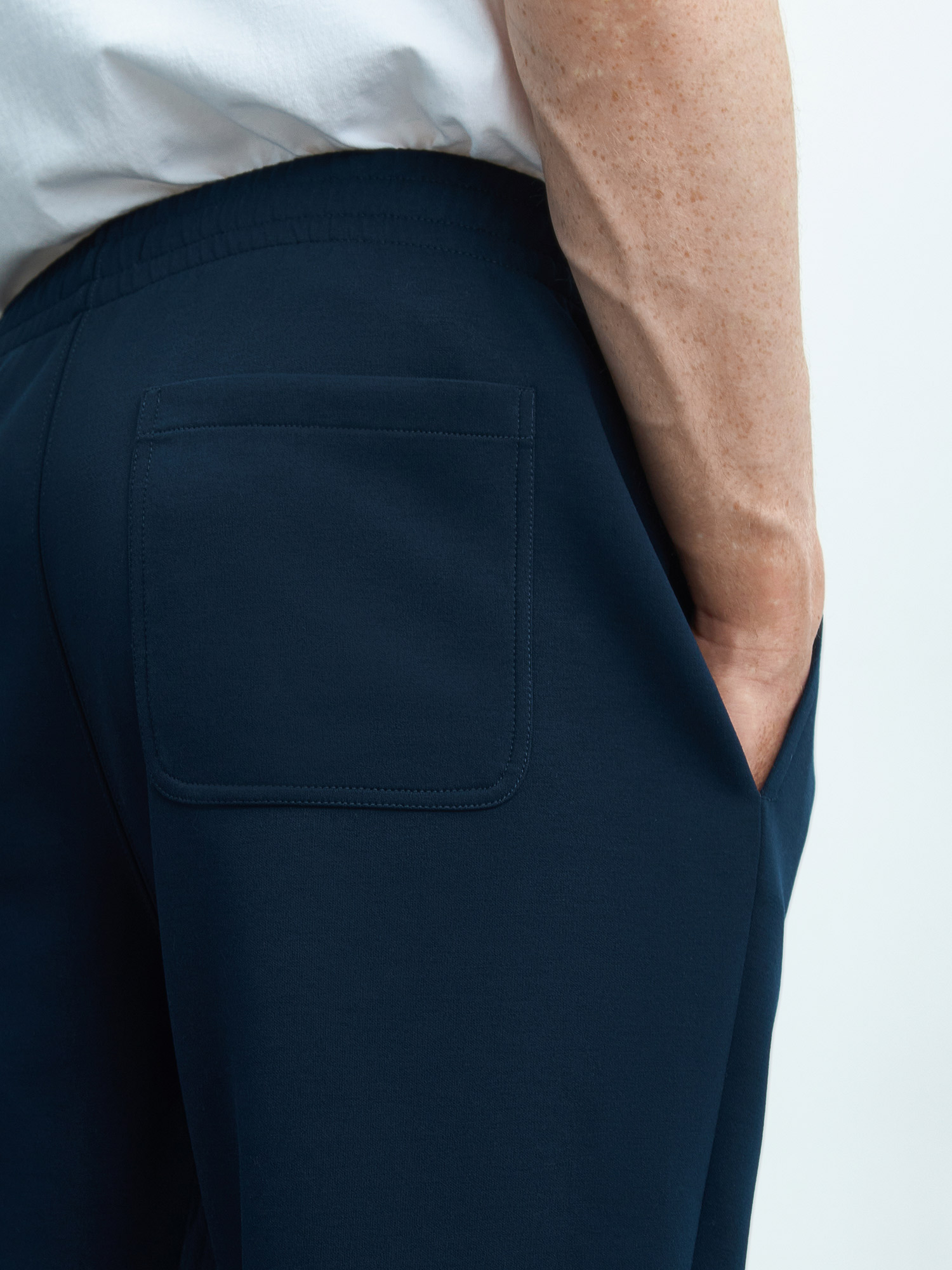 картинка мужские брюки из переработанного полиэстера
