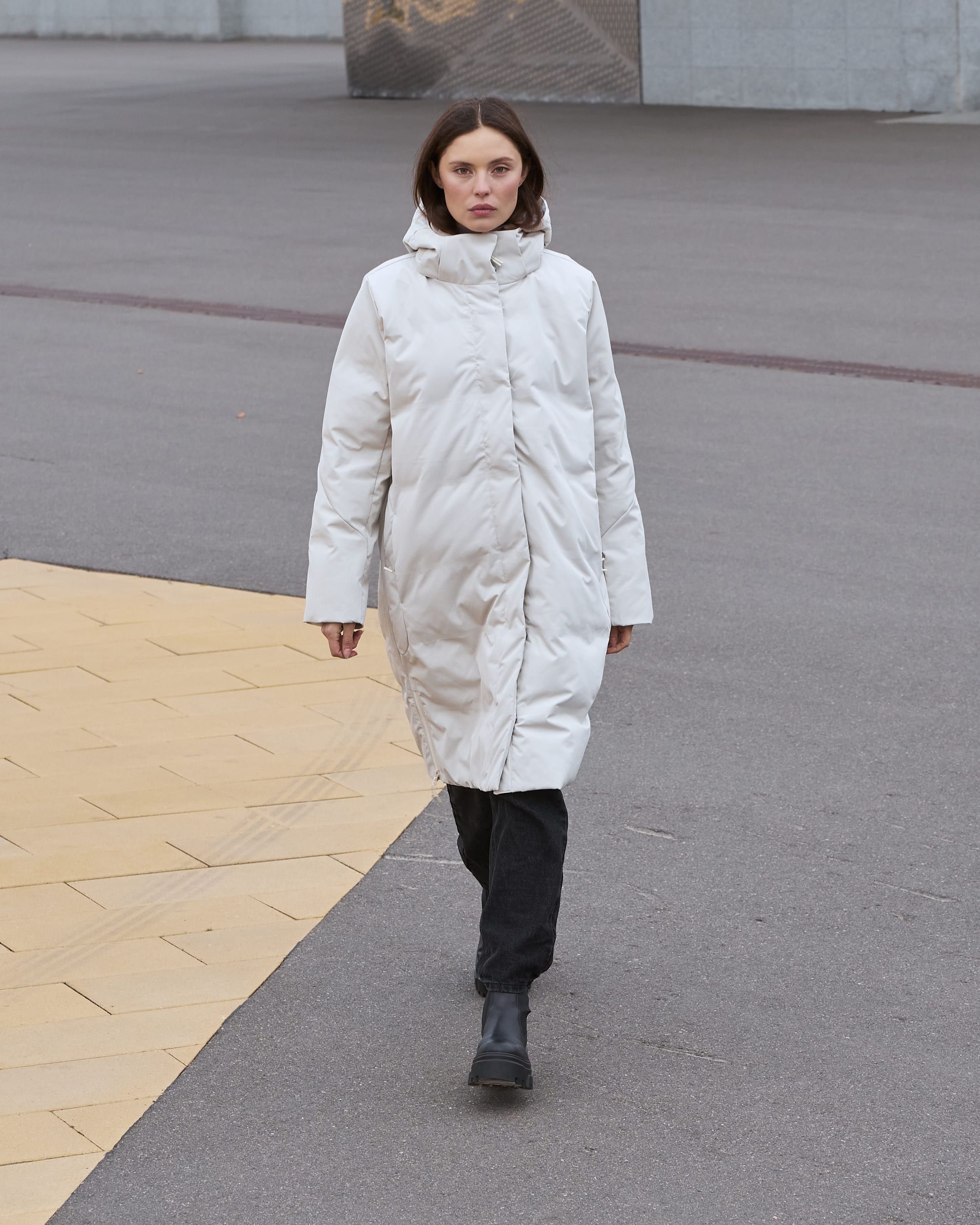 Утепленное пальто из влаго- и ветрозащитного материала. Изображение 5