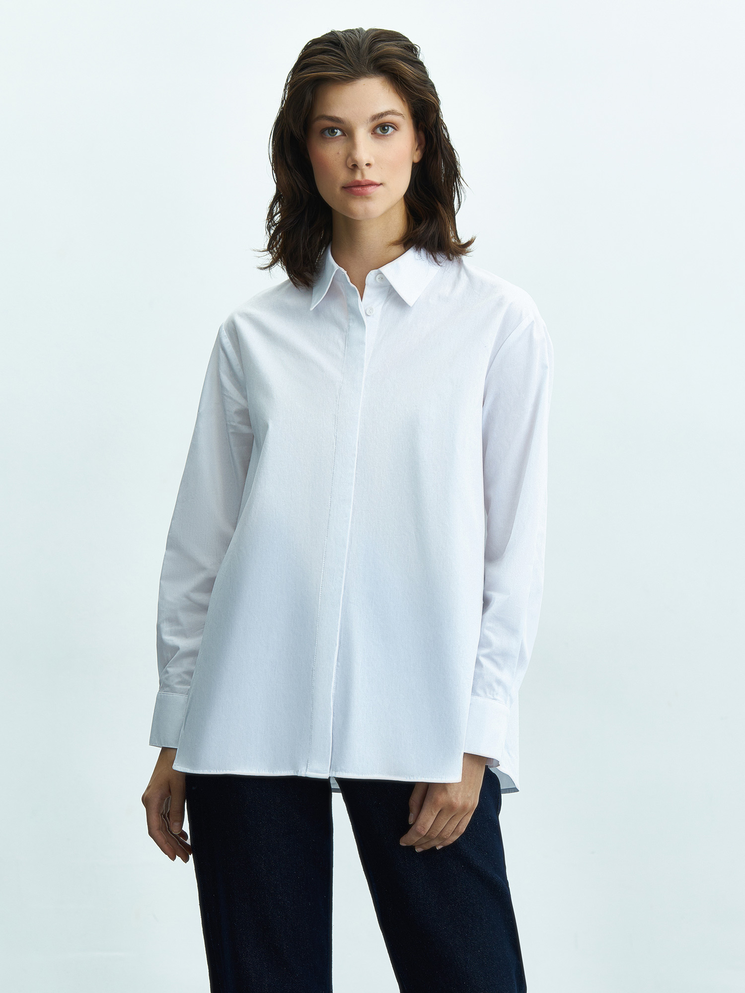Белая рубашка из 100% хлопка. Изображение 1