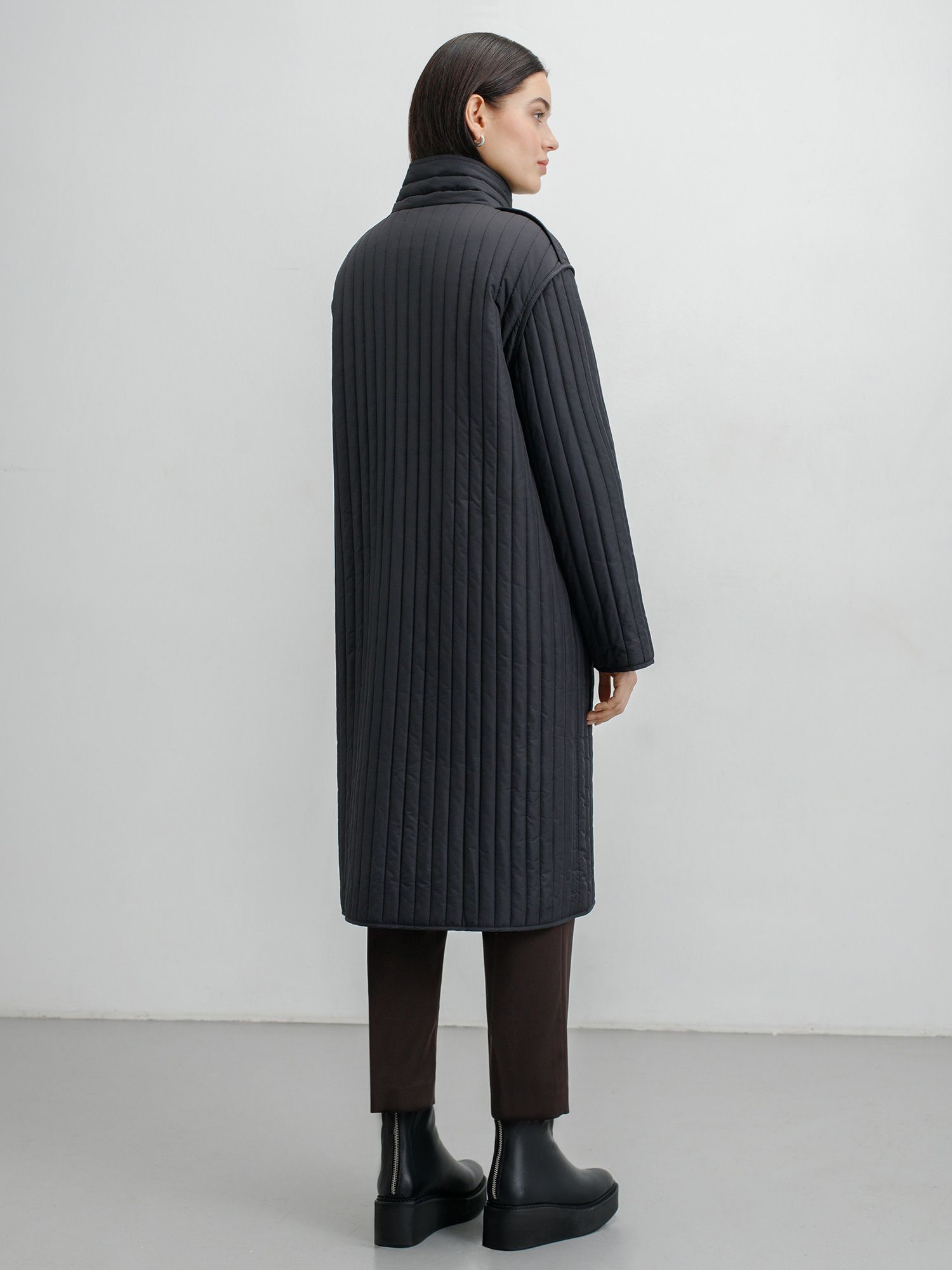 изображение утепленное стеганое пальто длины миди