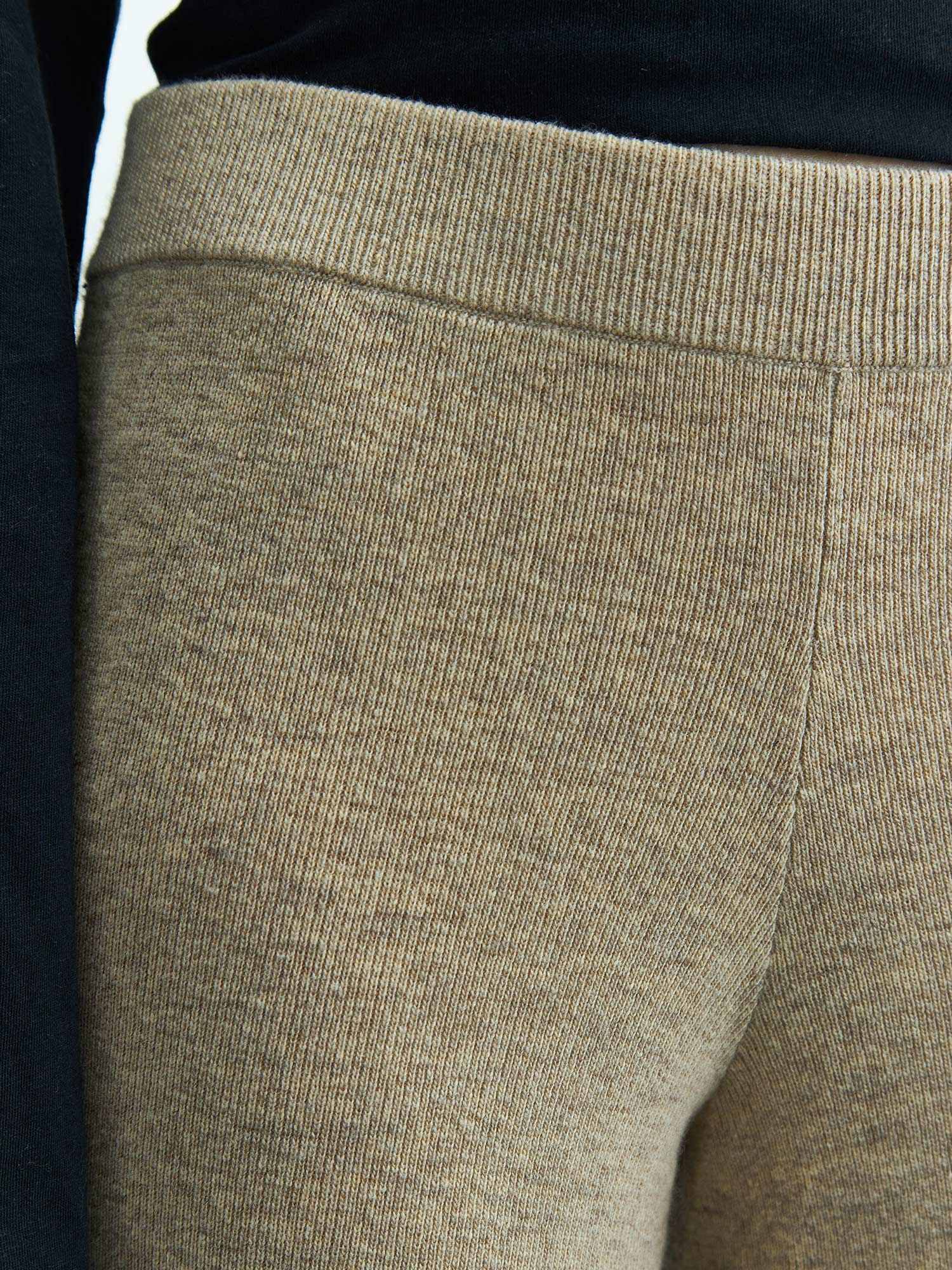 Вязаные свободные брюки из мягкой шерсти. Изображение 2