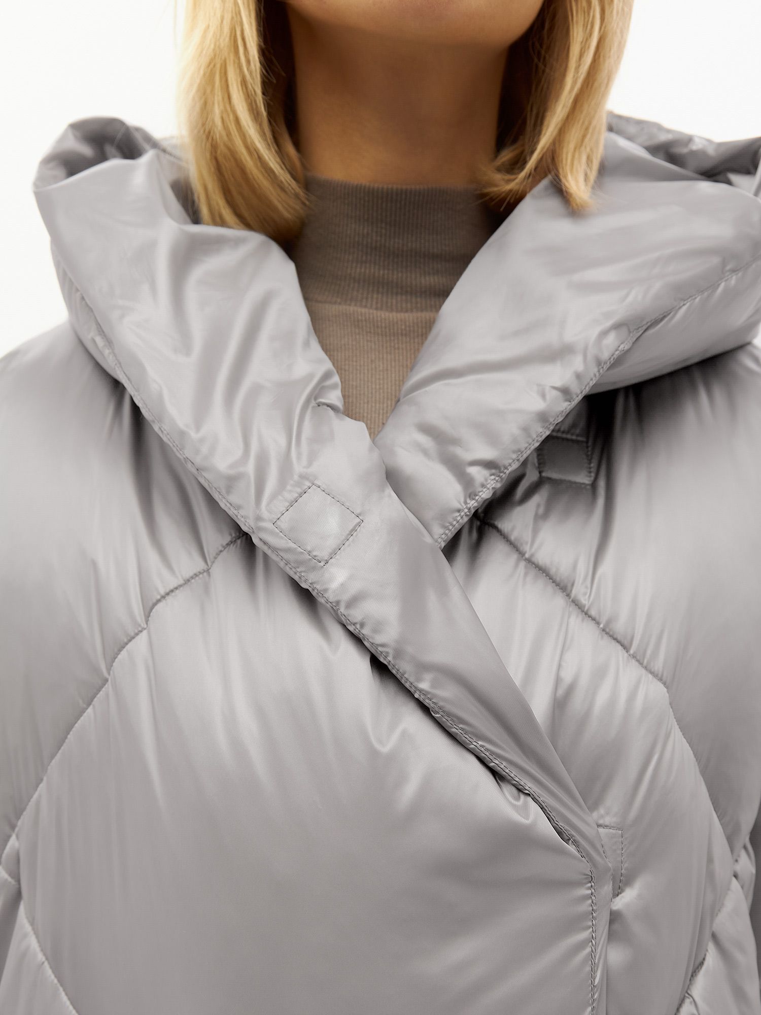 Длинное стеганое пальто с объемным капюшоном. Изображение 7