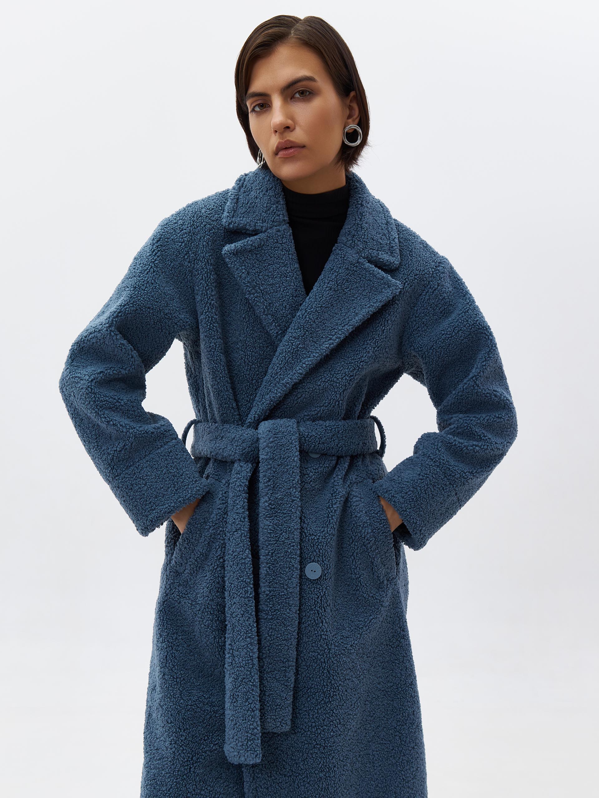 Удлиненное двубортное пальто из экомеха. Изображение 1