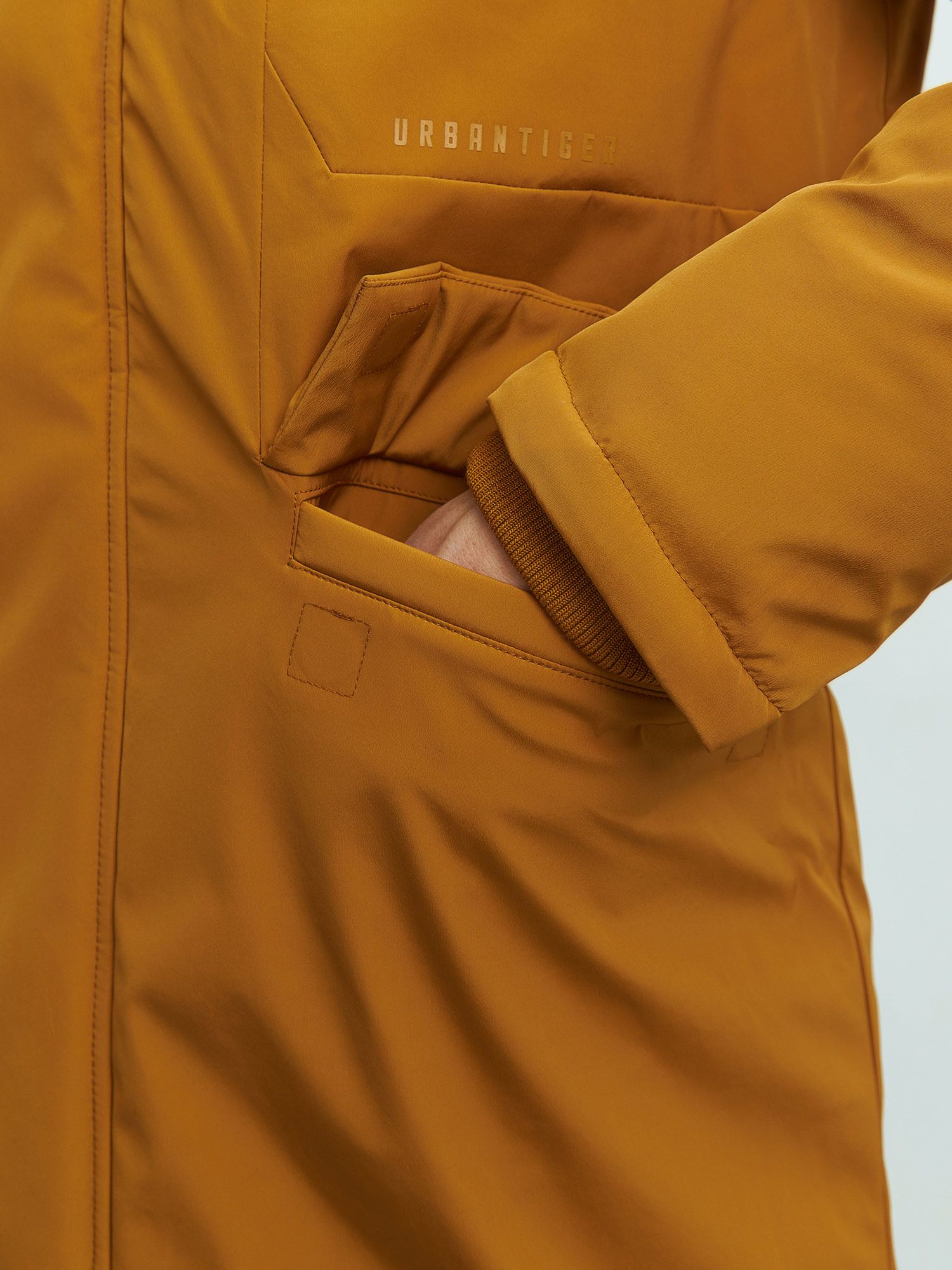 Утепленная мужская куртка из переработанного полиэстера. Изображение 4