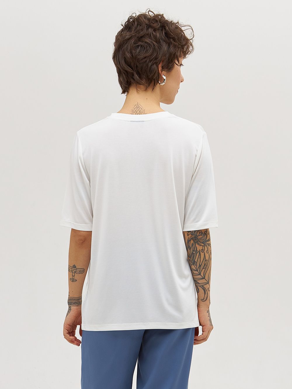 Белая базовая футболка CINIS из эко-ткани «модал». Изображение 4