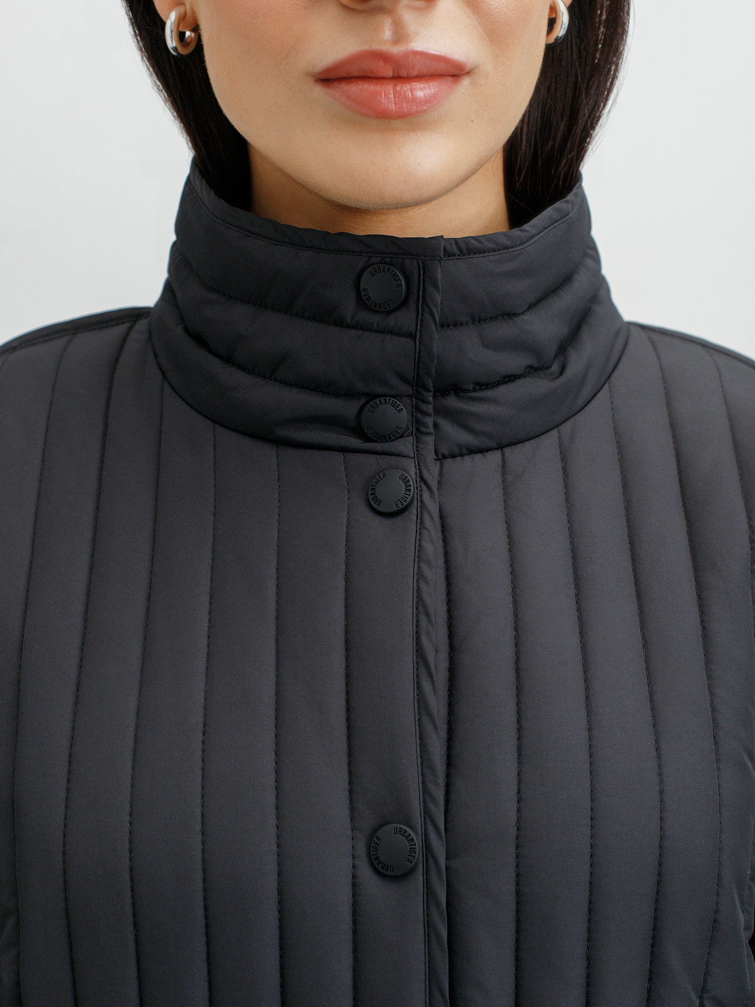 изображение утепленное стеганое пальто длины миди