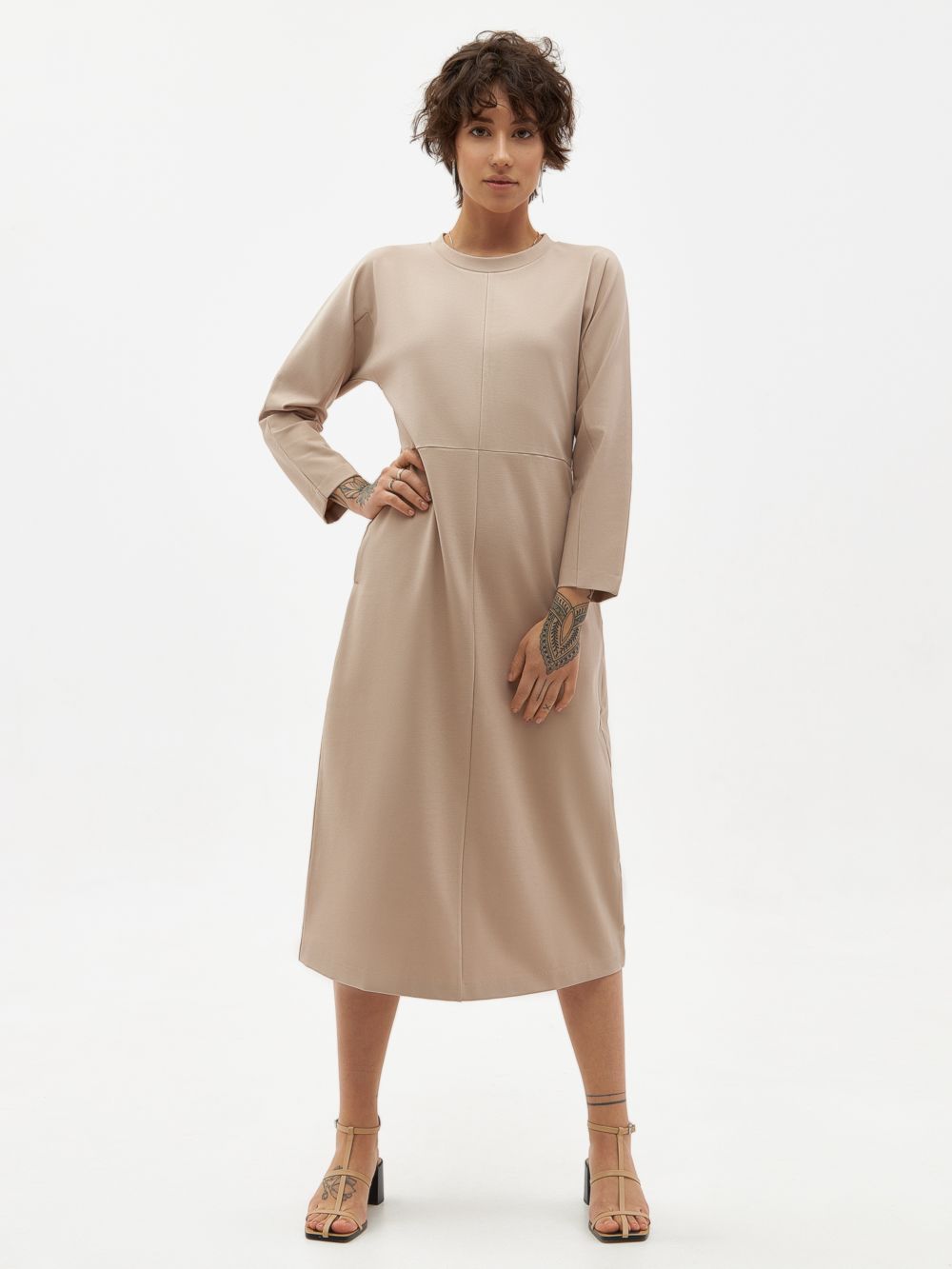 Трикотажное платье PAVO со светоотражающим брендингом. Изображение 7