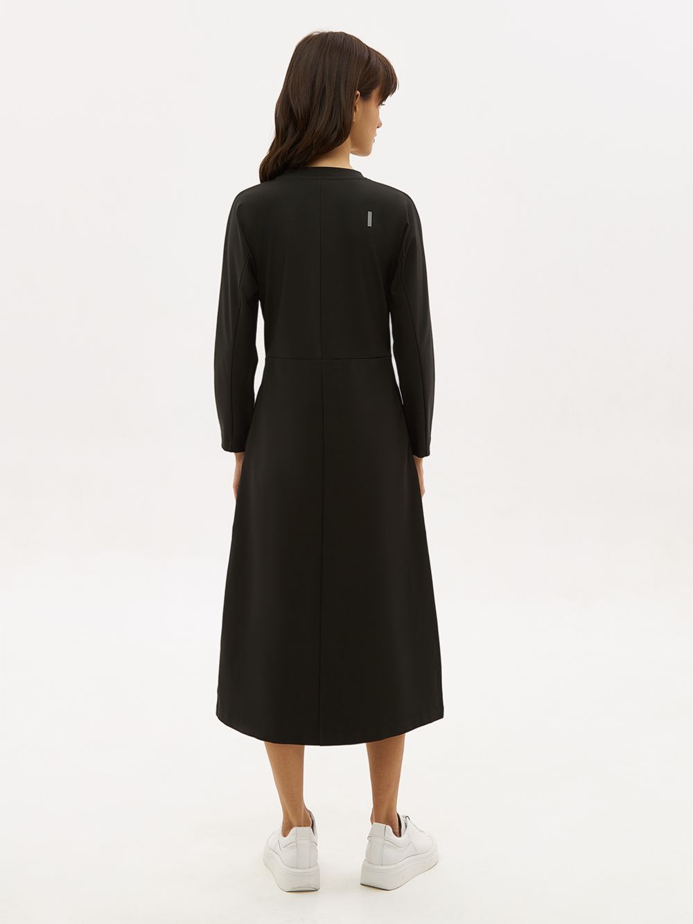 Трикотажное платье PAVO со светоотражающим брендингом. Изображение 3