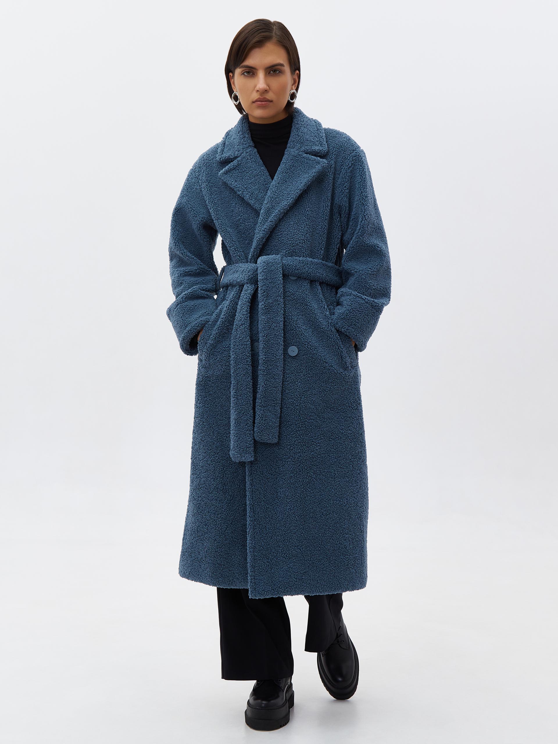 Удлиненное двубортное пальто из экомеха. Изображение 4