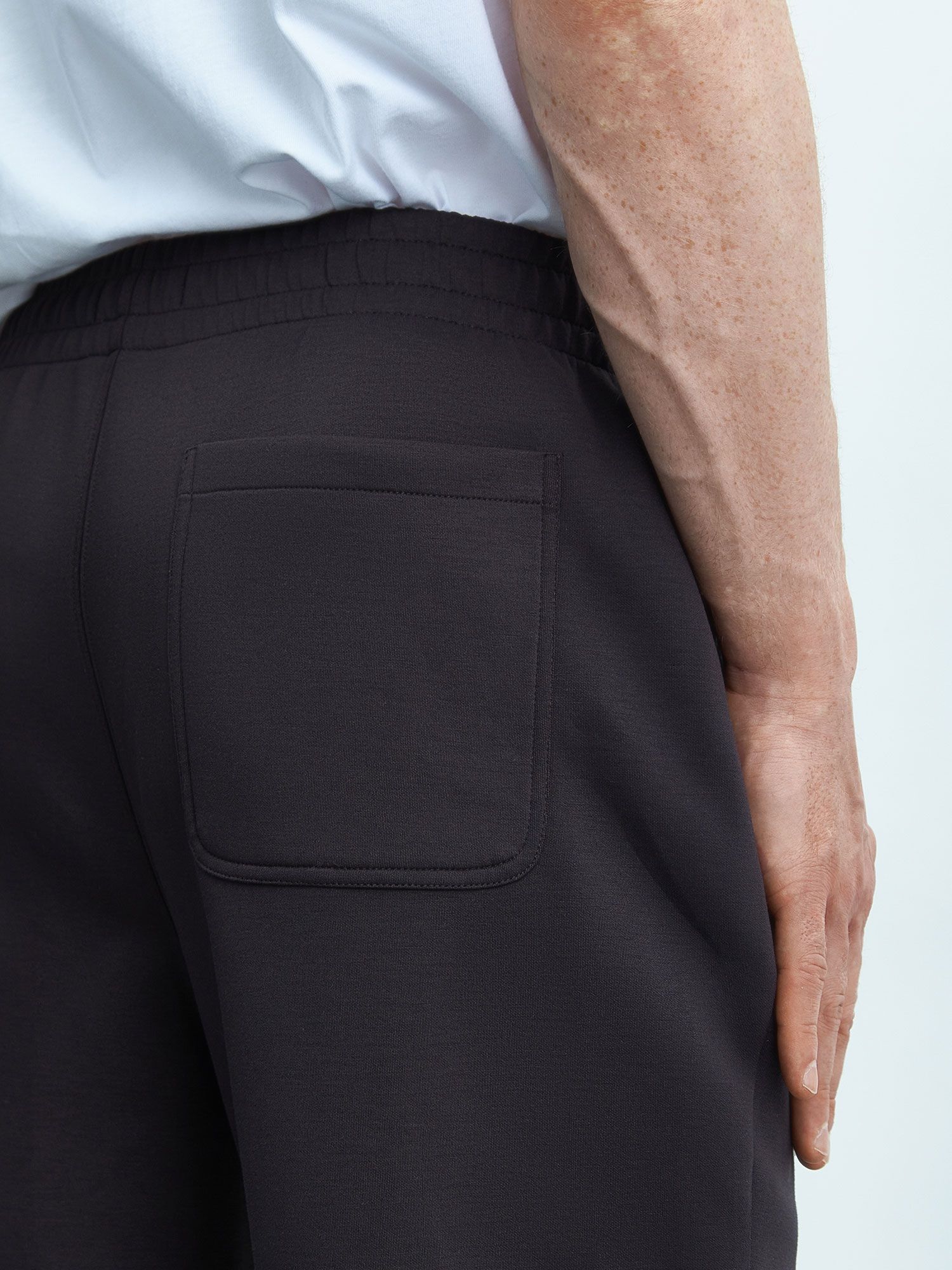 картинка мужские брюки из переработанного полиэстера