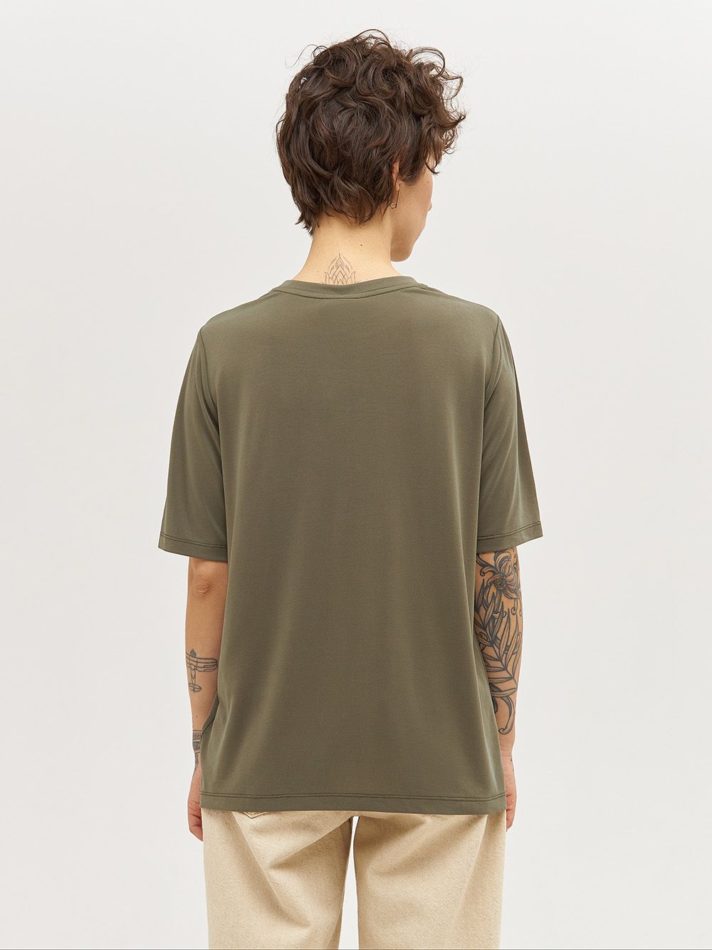 Базовая футболка CINIS из эко-ткани «модал» цвета хаки. Изображение 4
