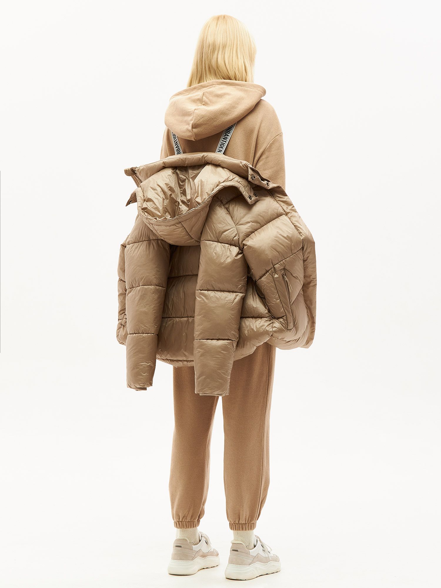 Утепленная стеганая куртка из переработанного нейлона. Изображение 3