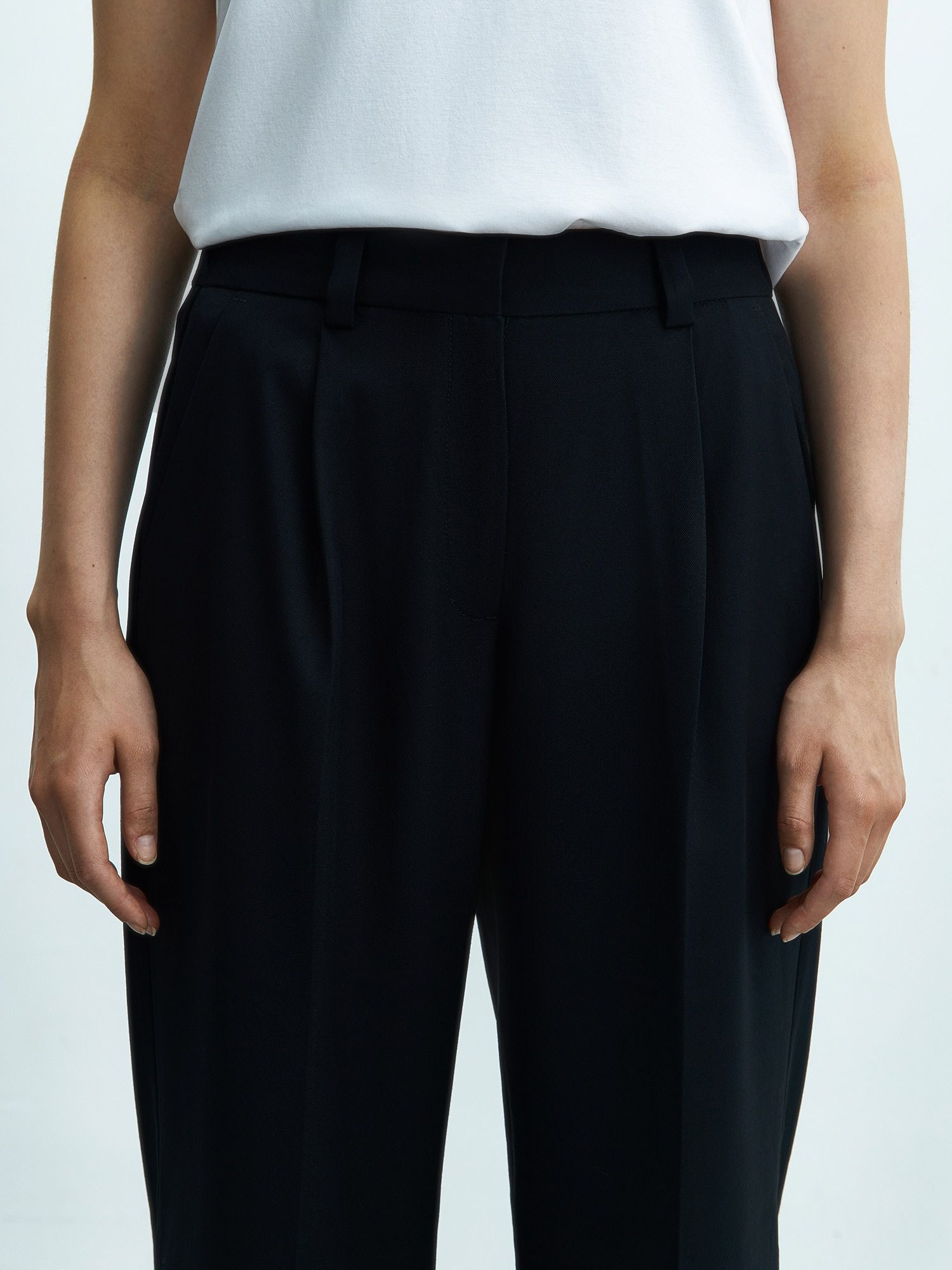 Женские брюки из переработанной поливискозы. Изображение 4