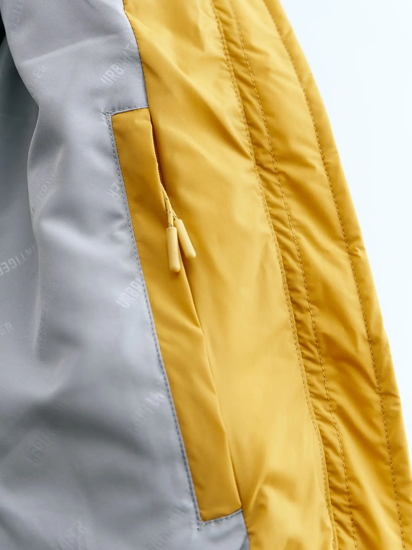 изображение куртка на мембране из переработанного нейлона